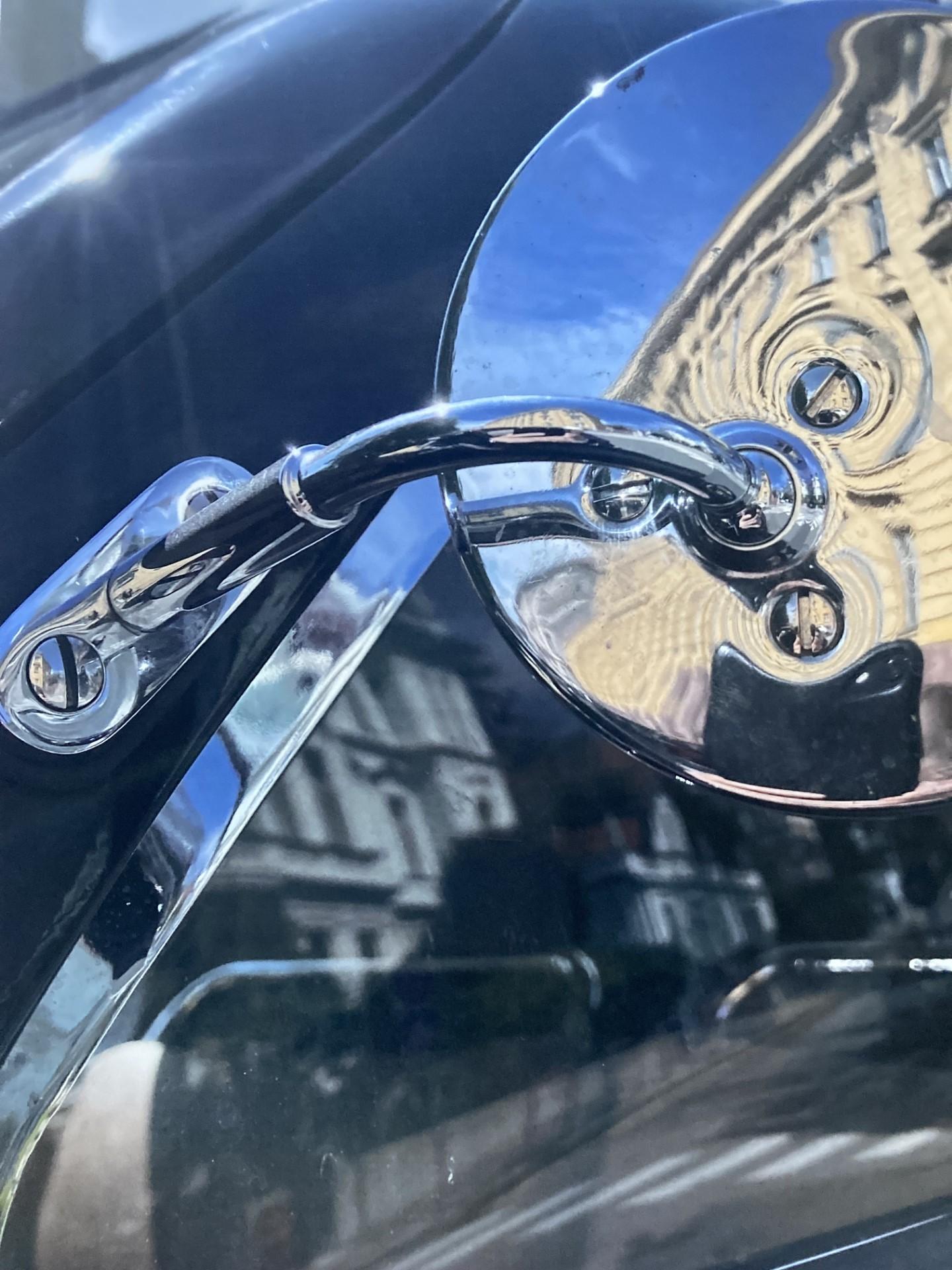 Gravure/ photographie, Bugatti vue dans la rue (l'une des 12 existantes dans le monde), signée, limitée à 1/5. Photographiée lors d'une promenade en ville à Bratislava.