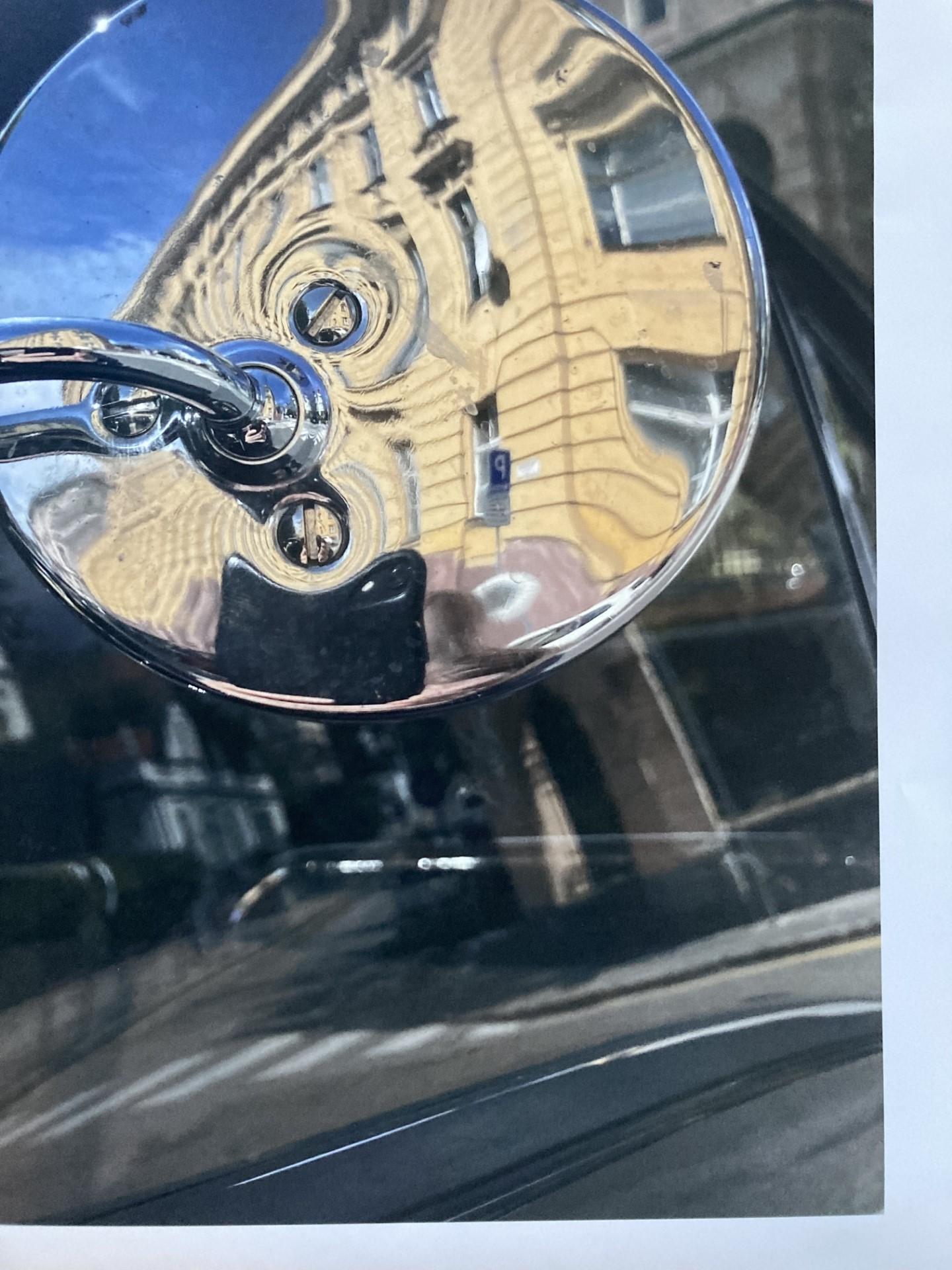 Bugatti – Fotografie, Druck, limitiert, signiert (Grau), Abstract Photograph, von Sandra Salamonová
