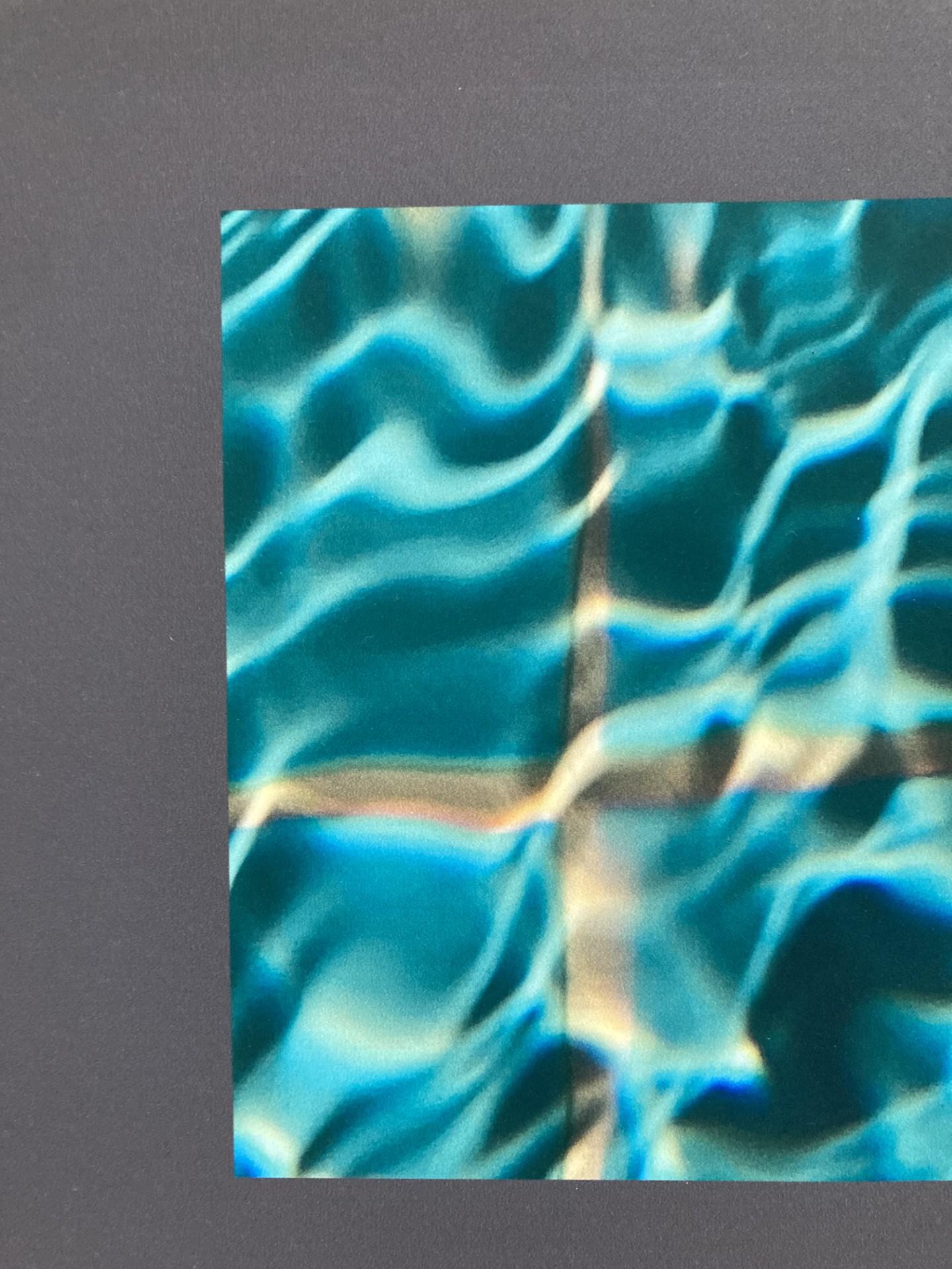 Oro en Gris, fotografía, firmada e inspirada en una piscina y un caluroso día de verano.