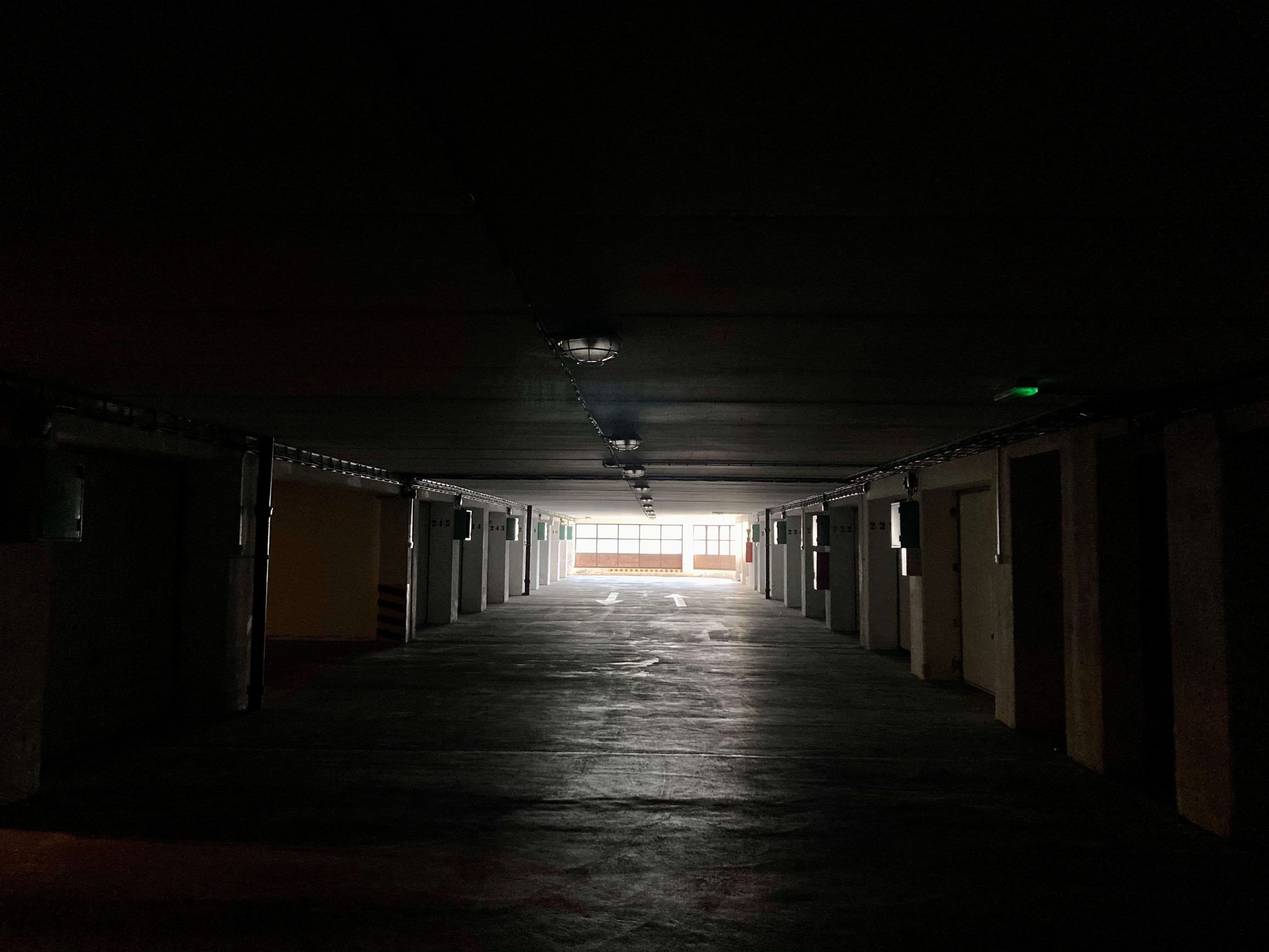 L'éclairage au bout d'un garage
