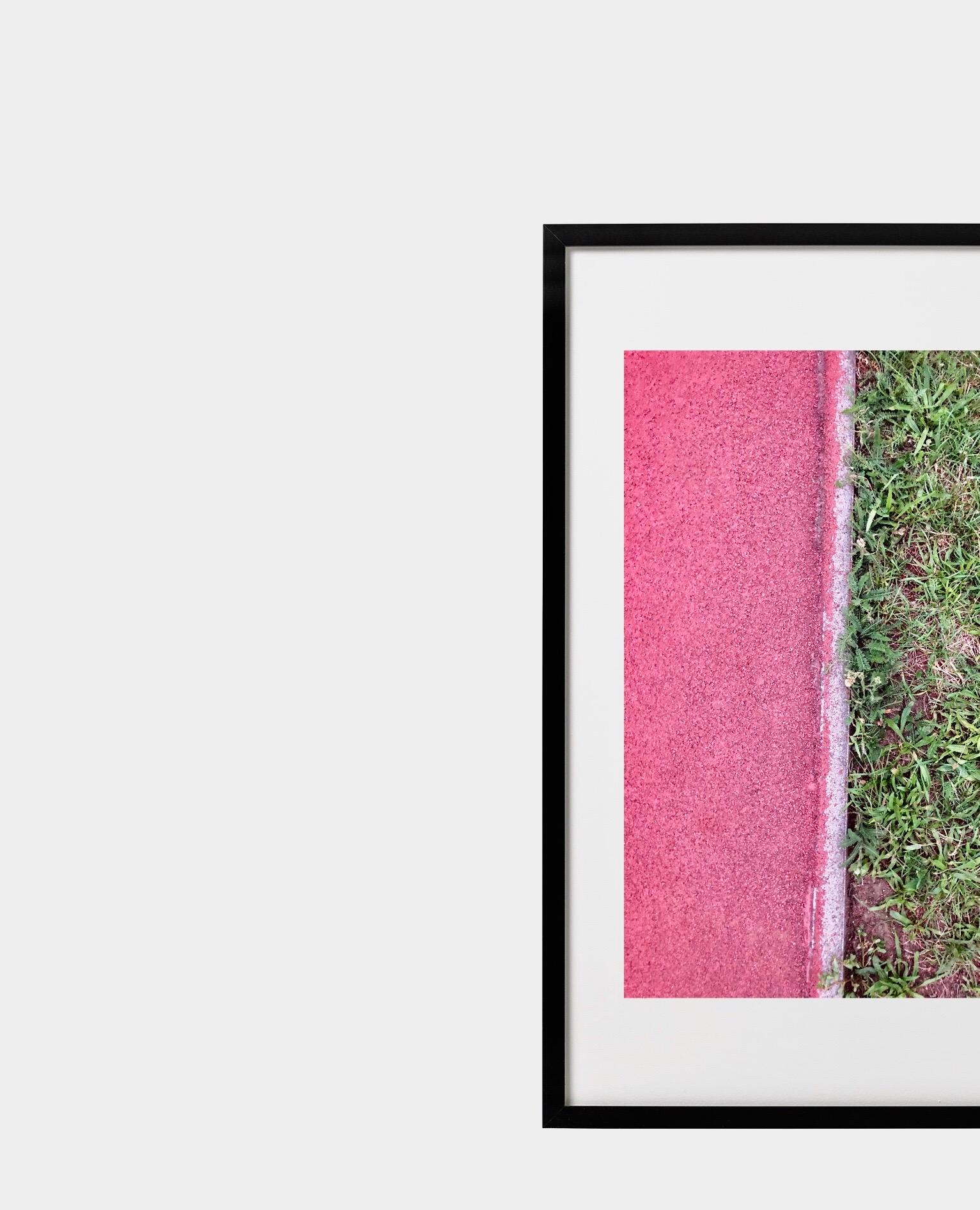 Kontrast/Druck/Signiert (Braun), Landscape Print, von Sandra Salamonová