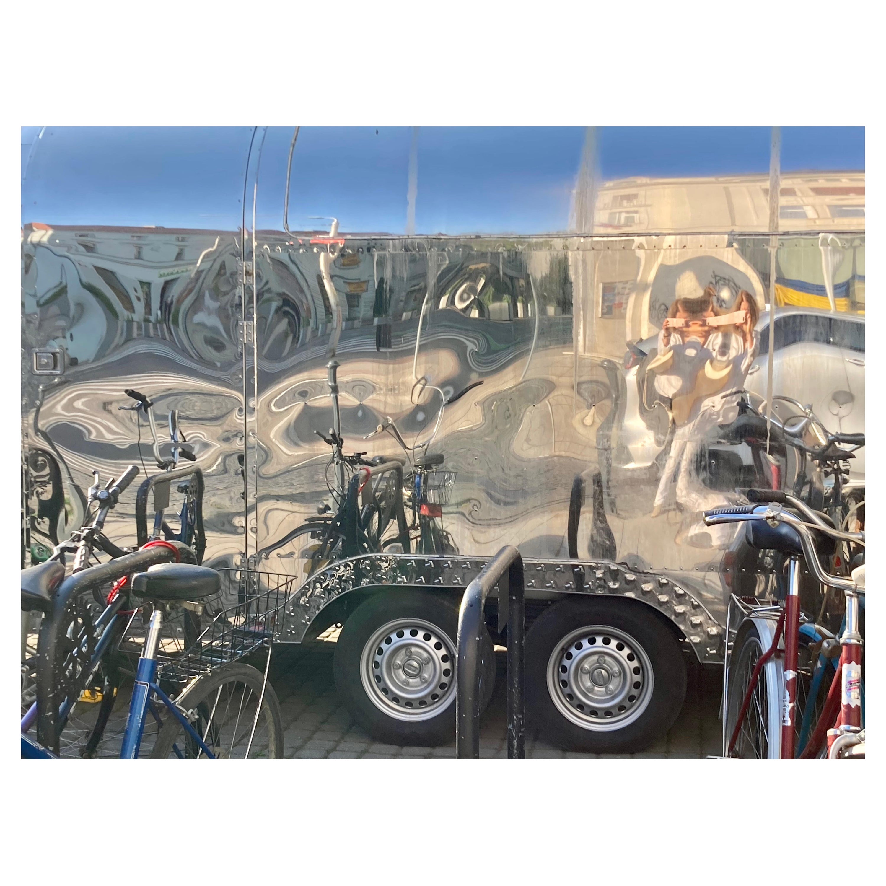 Sandra Salamonová Still-Life Print – Sunny Side of the Street Photography, Druck, limitierte Auflage