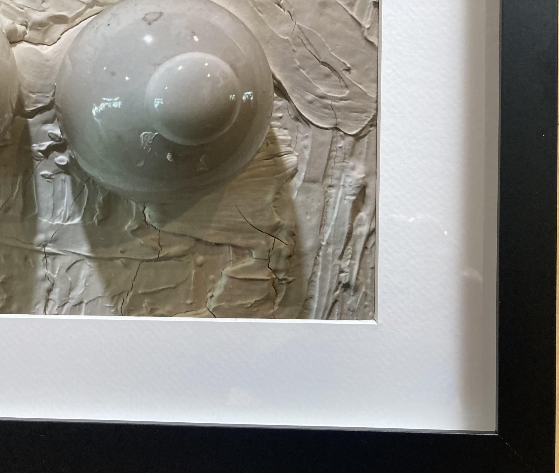 Two White Dots / Fotografia con cornice / Stampa / Firmato - Print di Sandra Salamonová