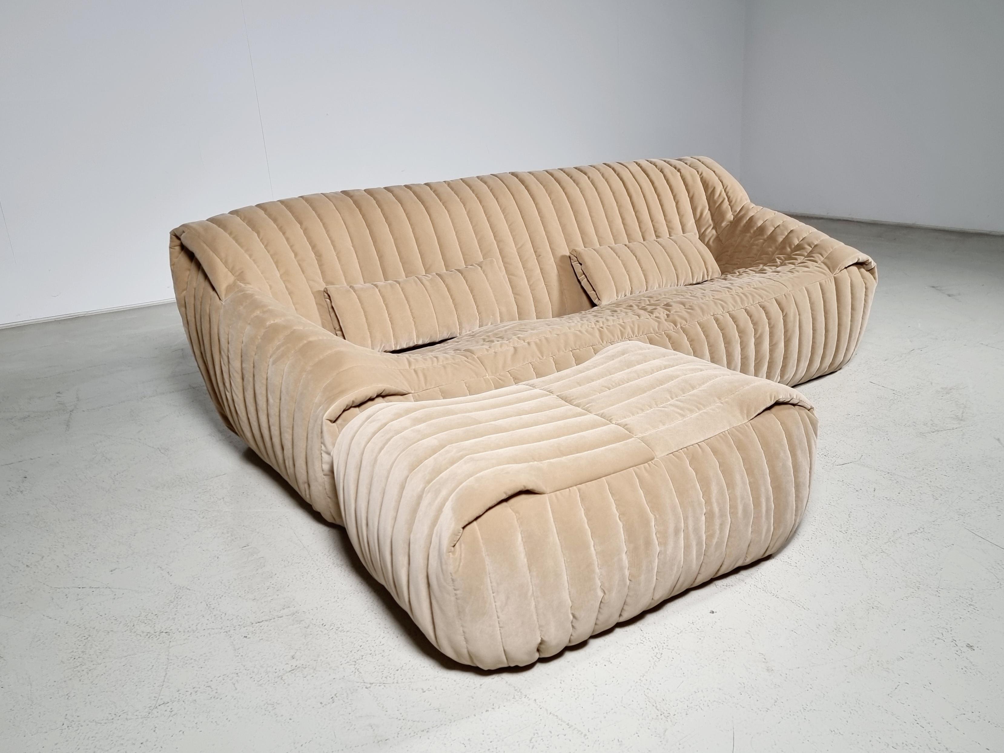 The Sandra sofa was designed by Annie Hiéronimus for Cinna after she joined the Roset Bureau d'Etudes in 1976.

Constructed fully from foam, the sofa has a solid form. Reupholstered in a beige velvet fabric. It's extremely comfortable. 


 