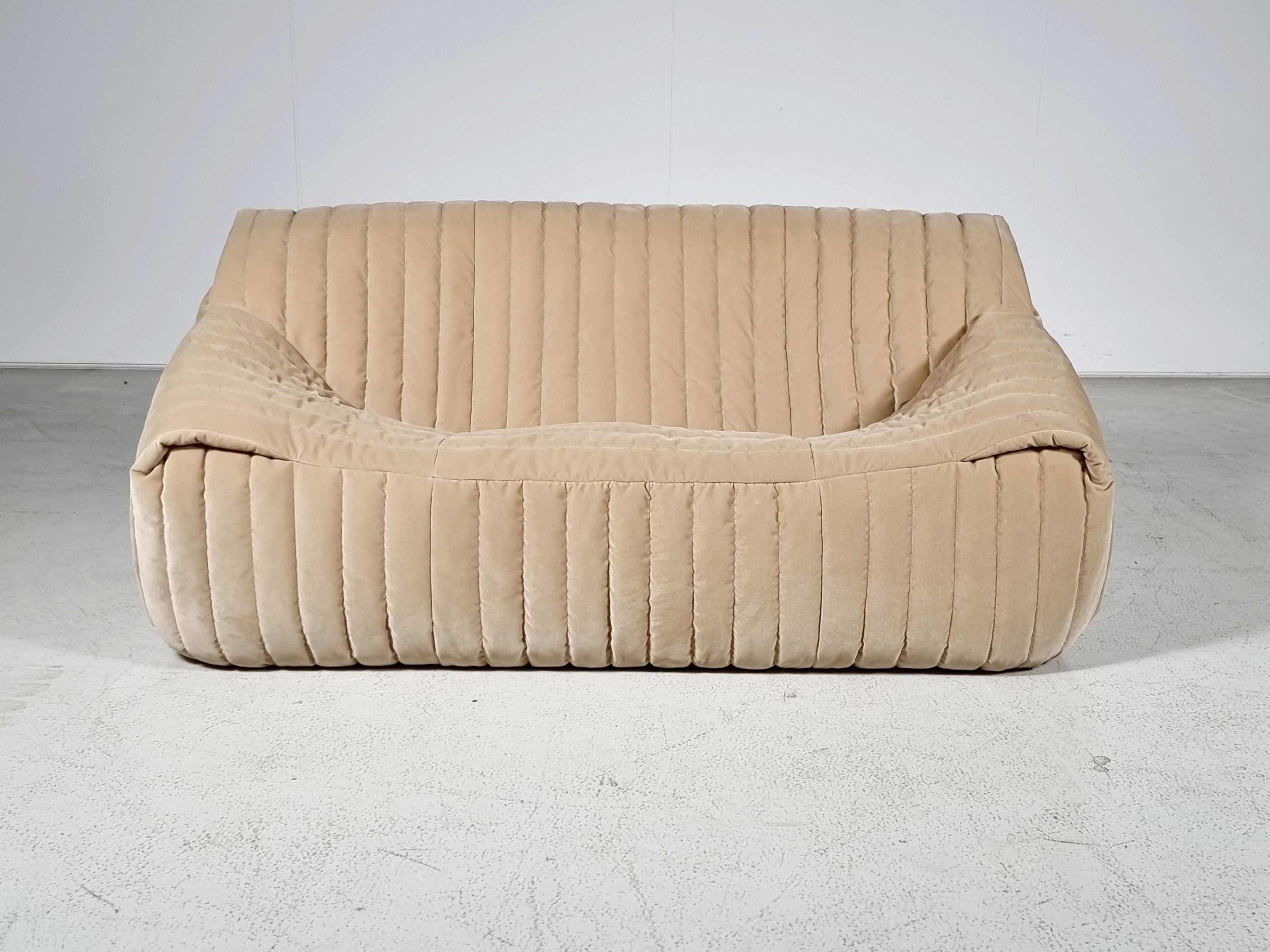 The Sandra sofa was designed by Annie Hiéronimus for Cinna after she joined the Roset Bureau d'Etudes in 1976.

Constructed fully from foam, the sofa has a solid form. Reupholstered in a beige velvet fabric. It's extremely comfortable. 


