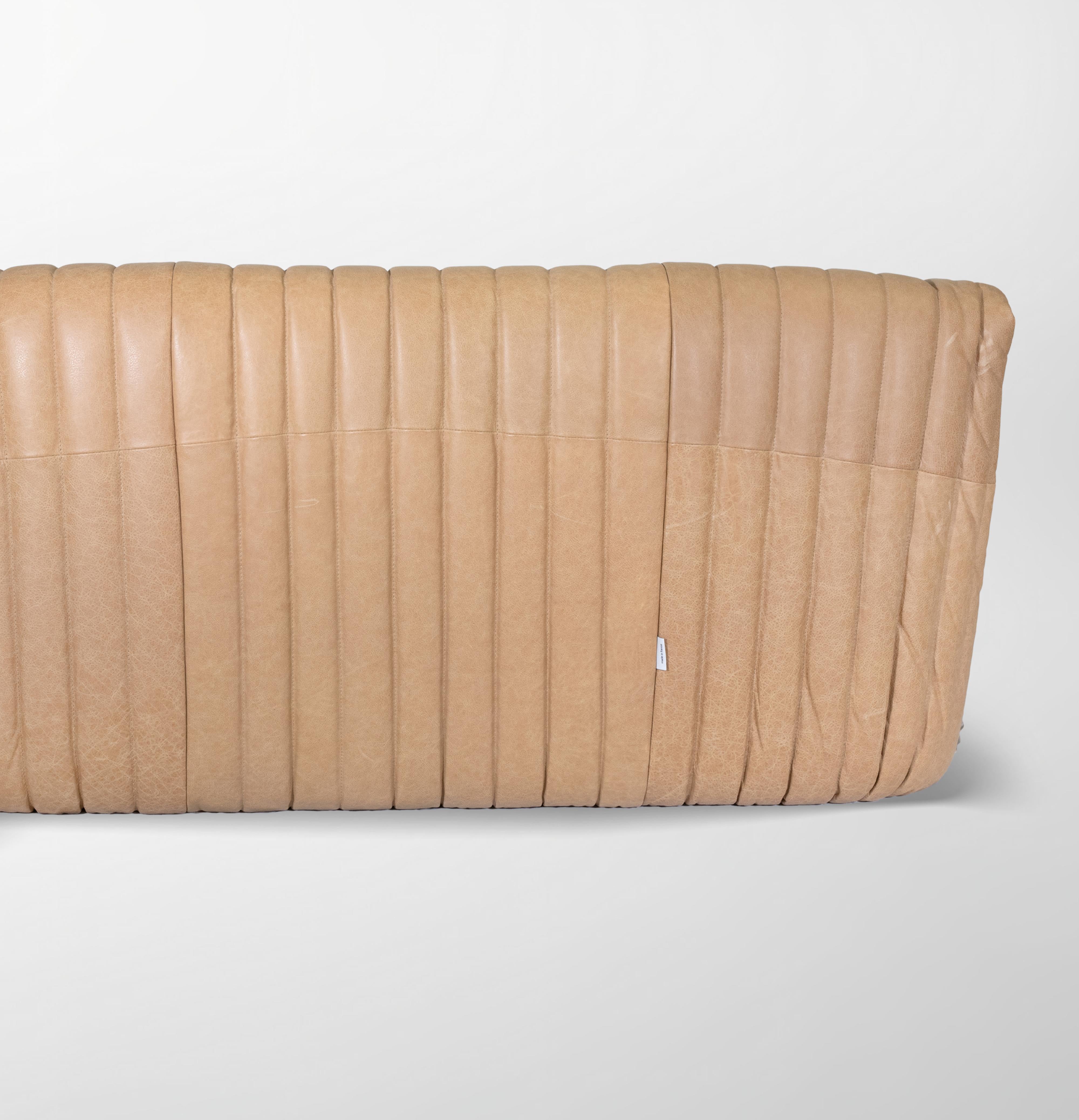 Le canapé Sandra est un objet de design réalisé dans les années 1980 pour Cinna (Ligne Roset).

Conçu par Annie Hieronimus en 1976.

Rare canapé deux places en cuir 

Dimensions : I.L.A. : 125 cm Profondeur : 90 cm Assise H.36 cm