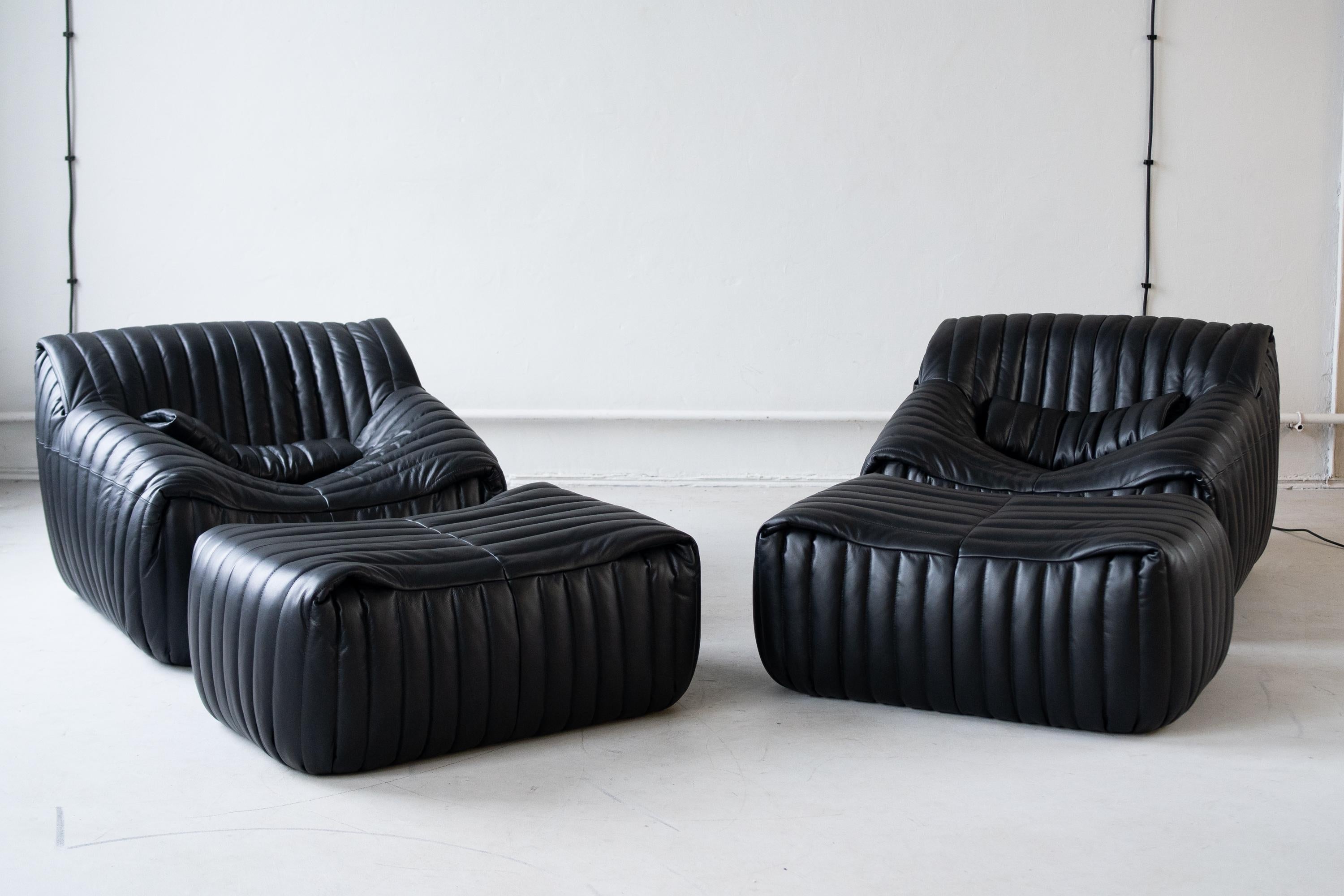  Sandra sofa  designed by Annie Hiéronimus for Cinna after she joined the Roset Bureau d’Etudes in 1976. 
 The inside of the sofa consists entirely of polyether foam and is, therefore, feather-light and above all very comfortable. 
this set is