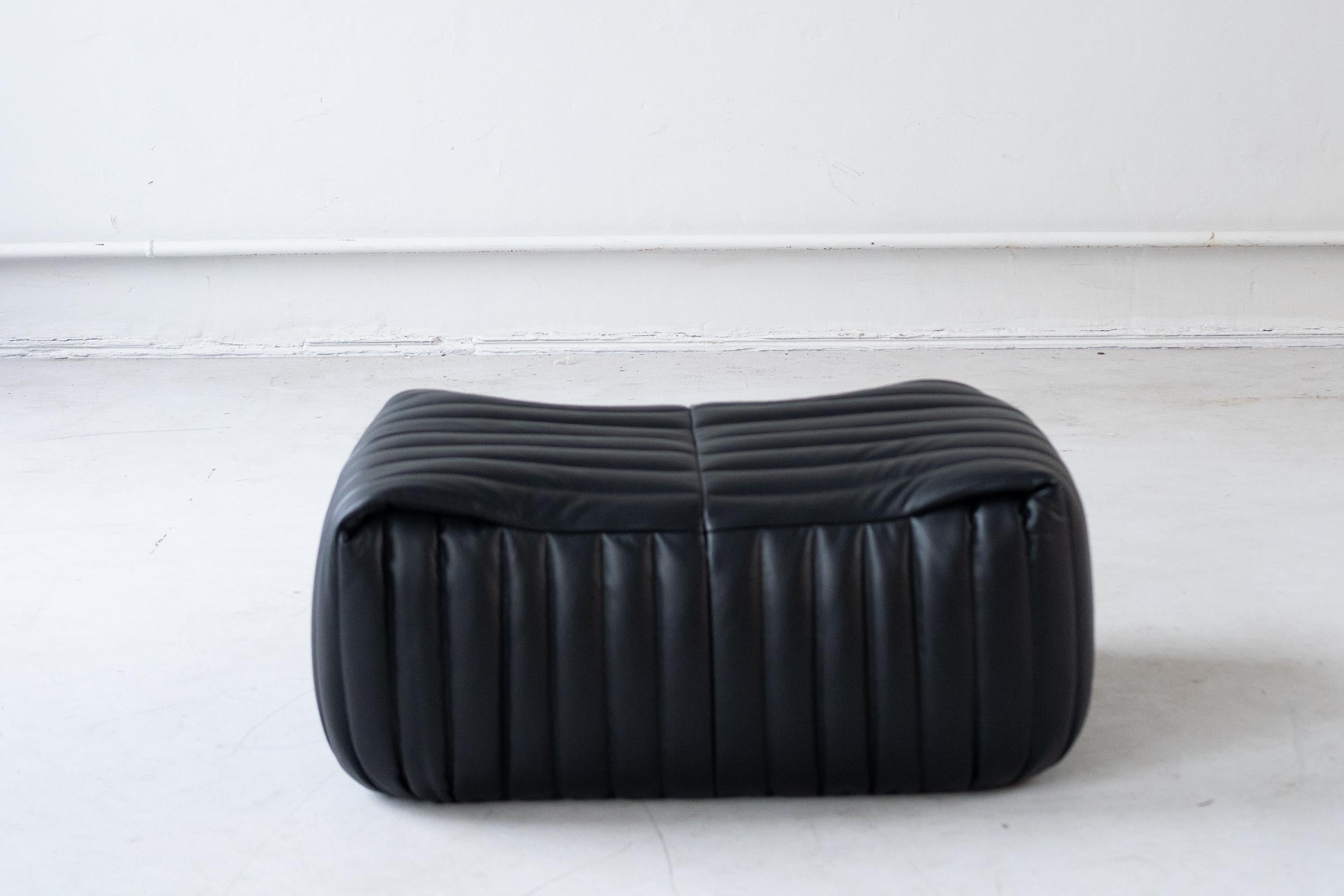  Sandra sofa  designed by Annie Hiéronimus for Cinna after she joined the Roset Bureau d’Etudes in 1976. 
 The inside of the sofa consists entirely of polyether foam and is, therefore, feather-light and above all very comfortable. 
this set is made