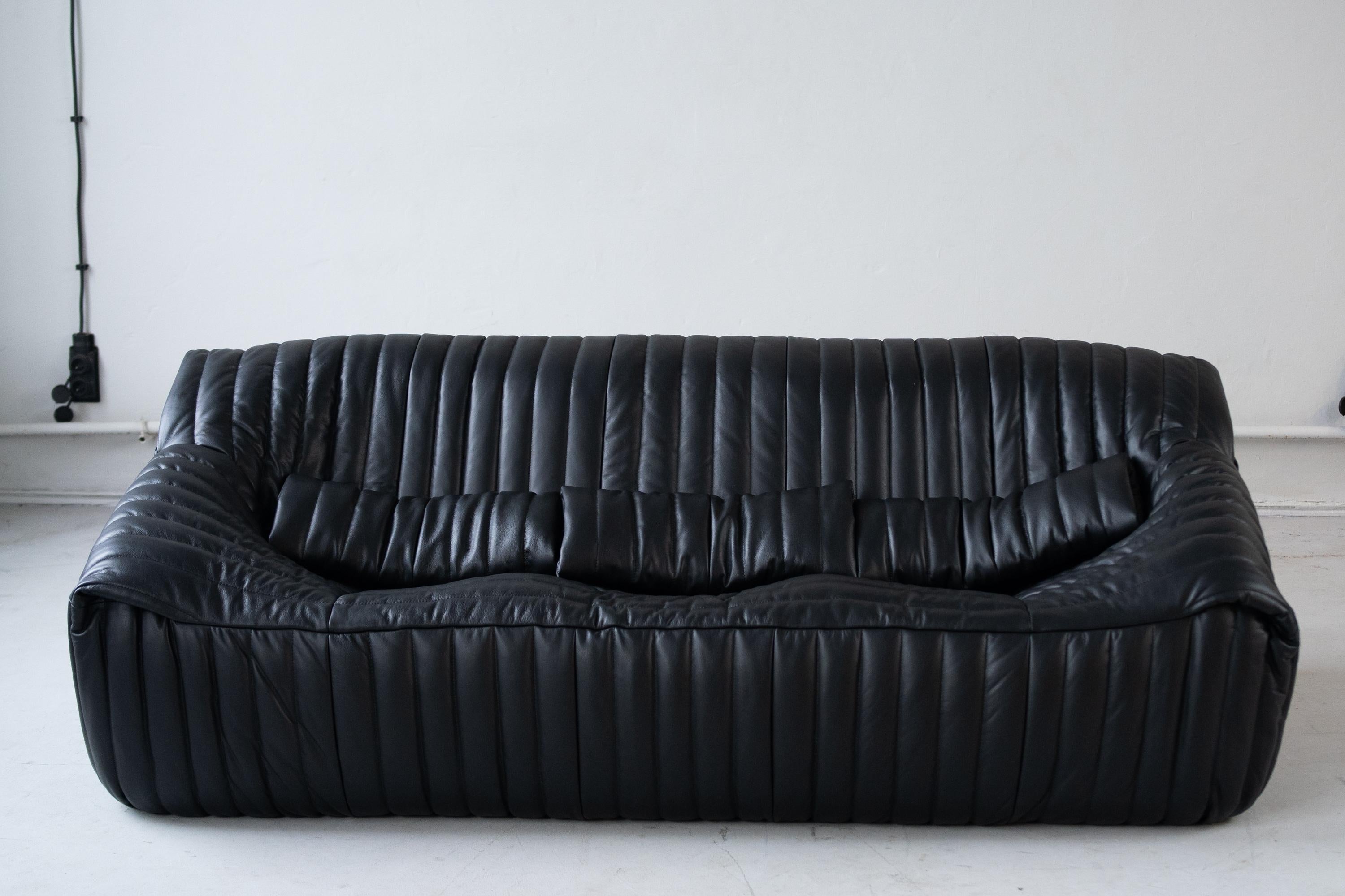  Sandra sofa  designed by Annie Hiéronimus for Cinna after she joined the Roset Bureau d’Etudes in 1976. 
 The inside of the sofa consists entirely of polyether foam and is, therefore, feather-light and above all very comfortable. 
This set is