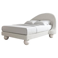 SANDRINE BED - Moderner Rahmen + Kopfteil aus Cloud Boucle + Bein aus gebleichter weißer Eiche