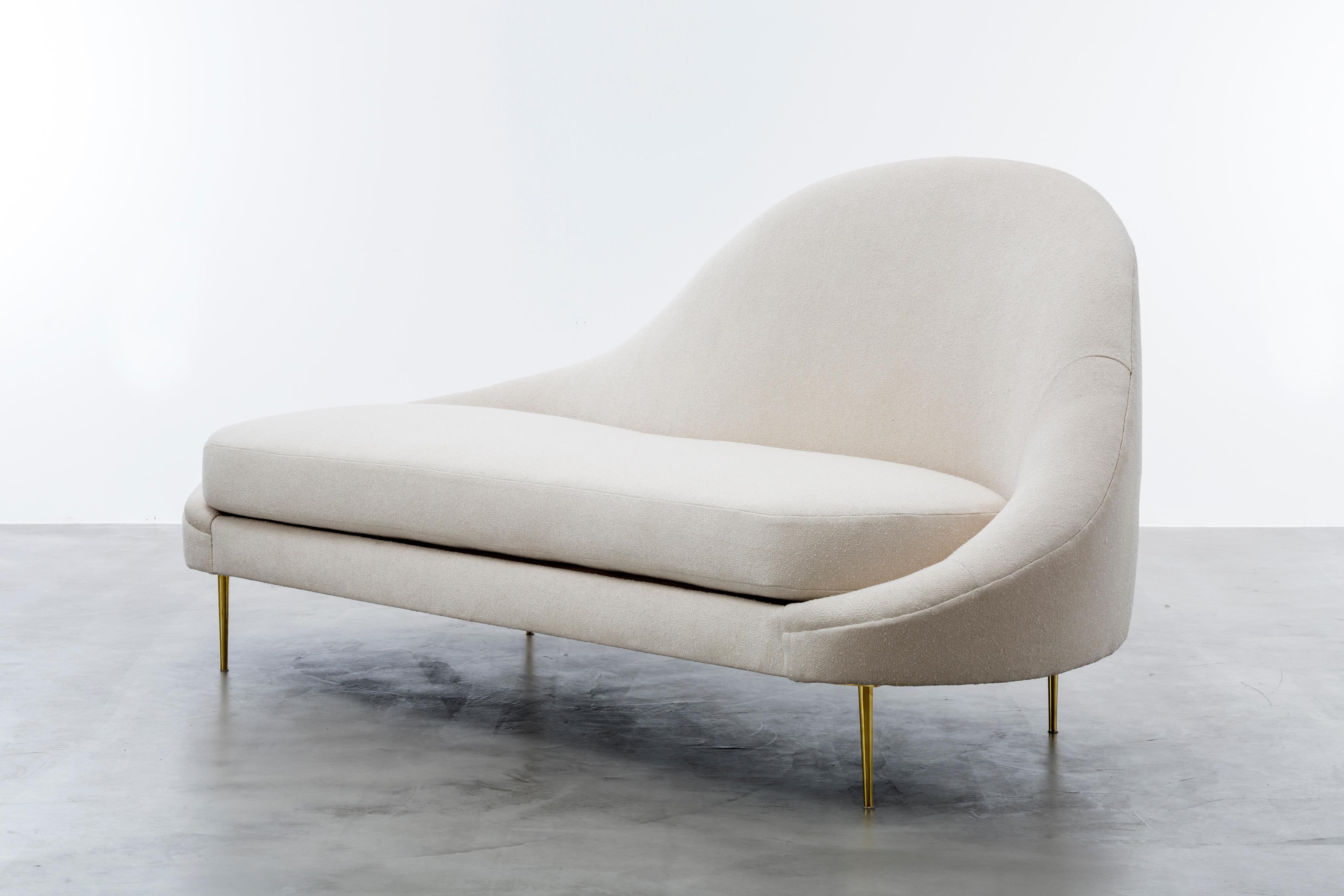 SANDRIINE CHAISE - Modern Asymmetrical Slope Chaise COM

The Sandrine Chaise is a stunning piece of furniture inspired by the curved lines of Gaudi architecture. Its asymmetrical slope design, combined with solid brass legs, creates a minimalistic