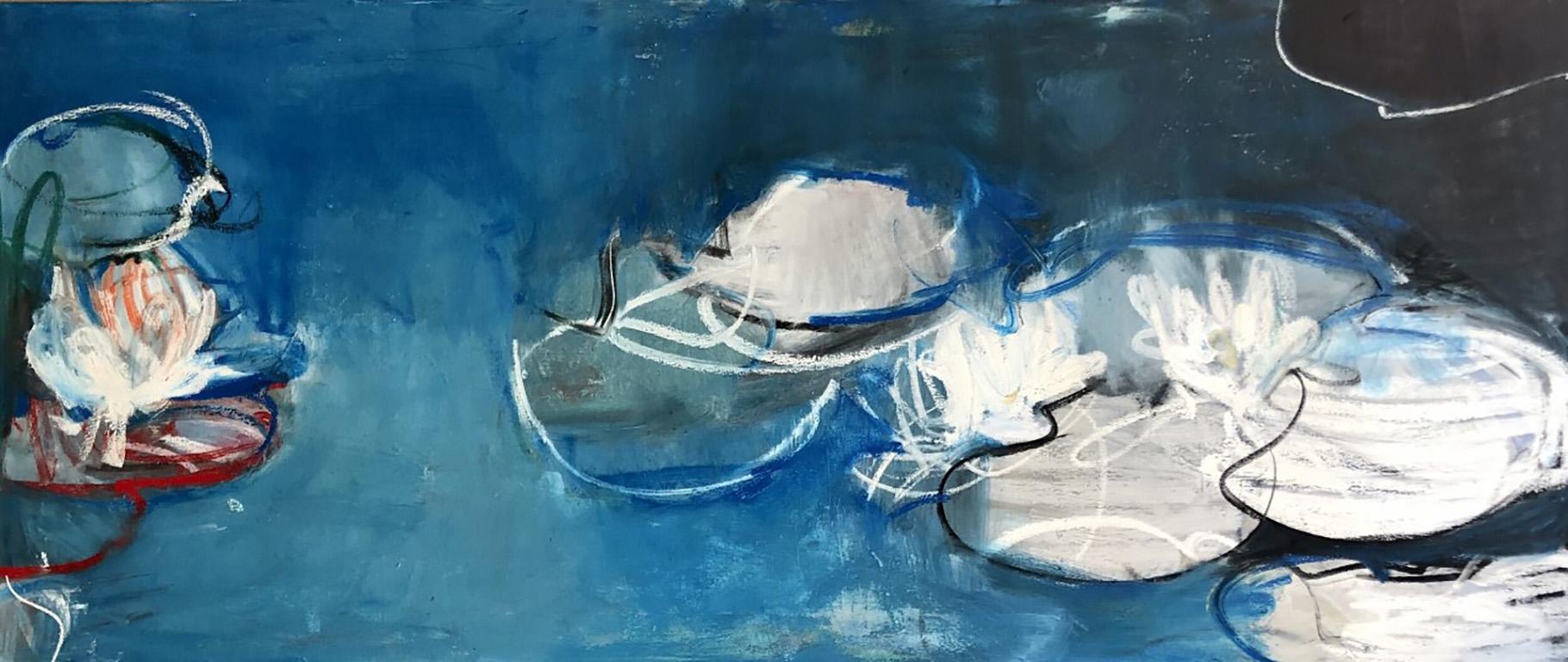Blaue Seerosen" der französischen Künstlerin Sandrine Kern aus New York City. 2021. Öl und Kaltwachs auf Leinwand, 30 x 70 Zoll. Dieses abstrahierte Landschaftsgemälde zeigt eine Teich- und Seerosenszene in tiefen Farben von Blau, Weiß, Rosa, Rot