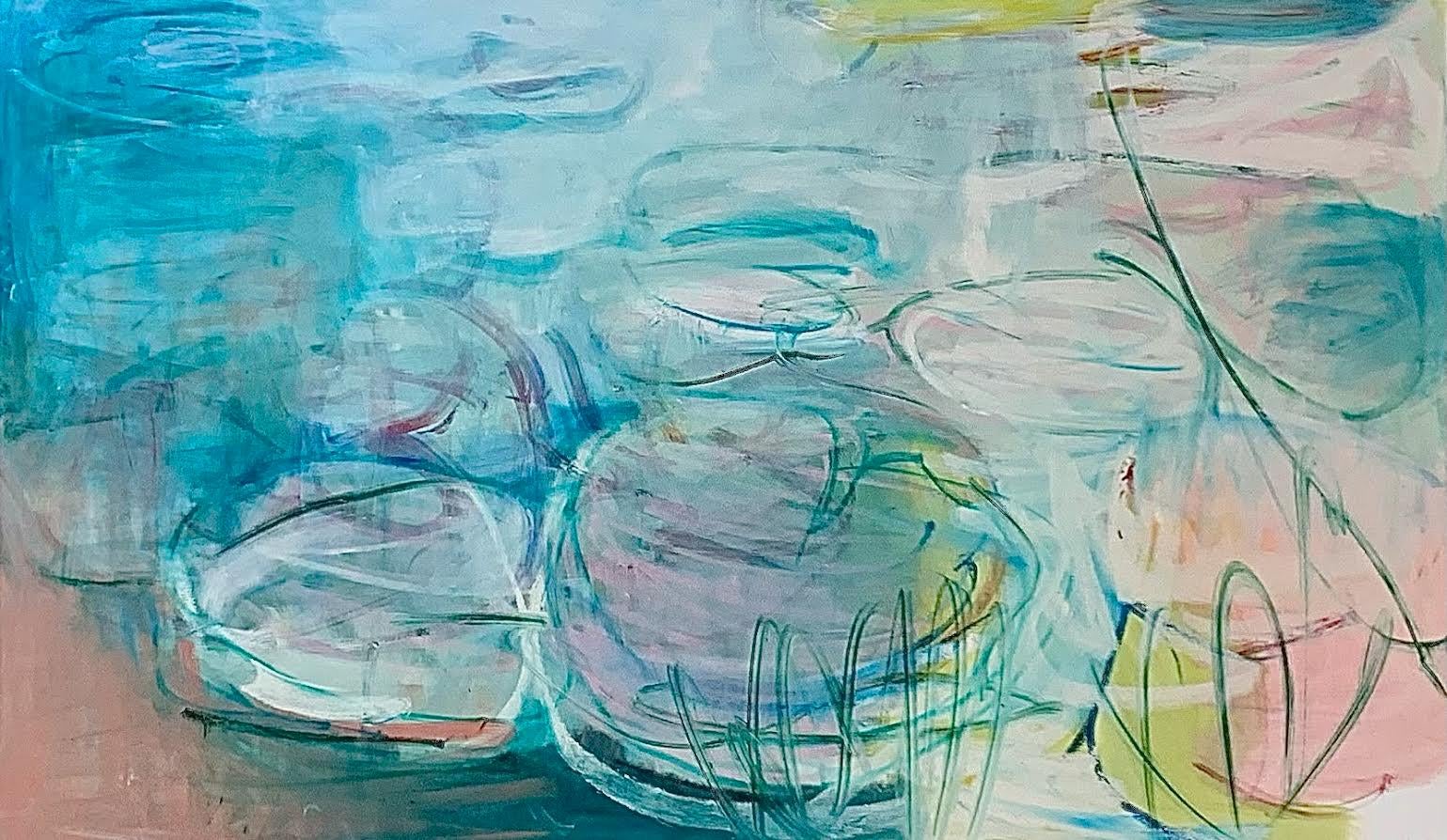 Erhältlich bei Madelyn Jordon Fine Art. Lilien im Licht" der französischen Künstlerin Sandrine Kern aus New York City. 2022. Öl und Kaltwachs auf Leinwand, 36 x 60 Zoll. Dieses abstrakte Landschaftsgemälde zeigt einen Teich und eine Seerosenszene in