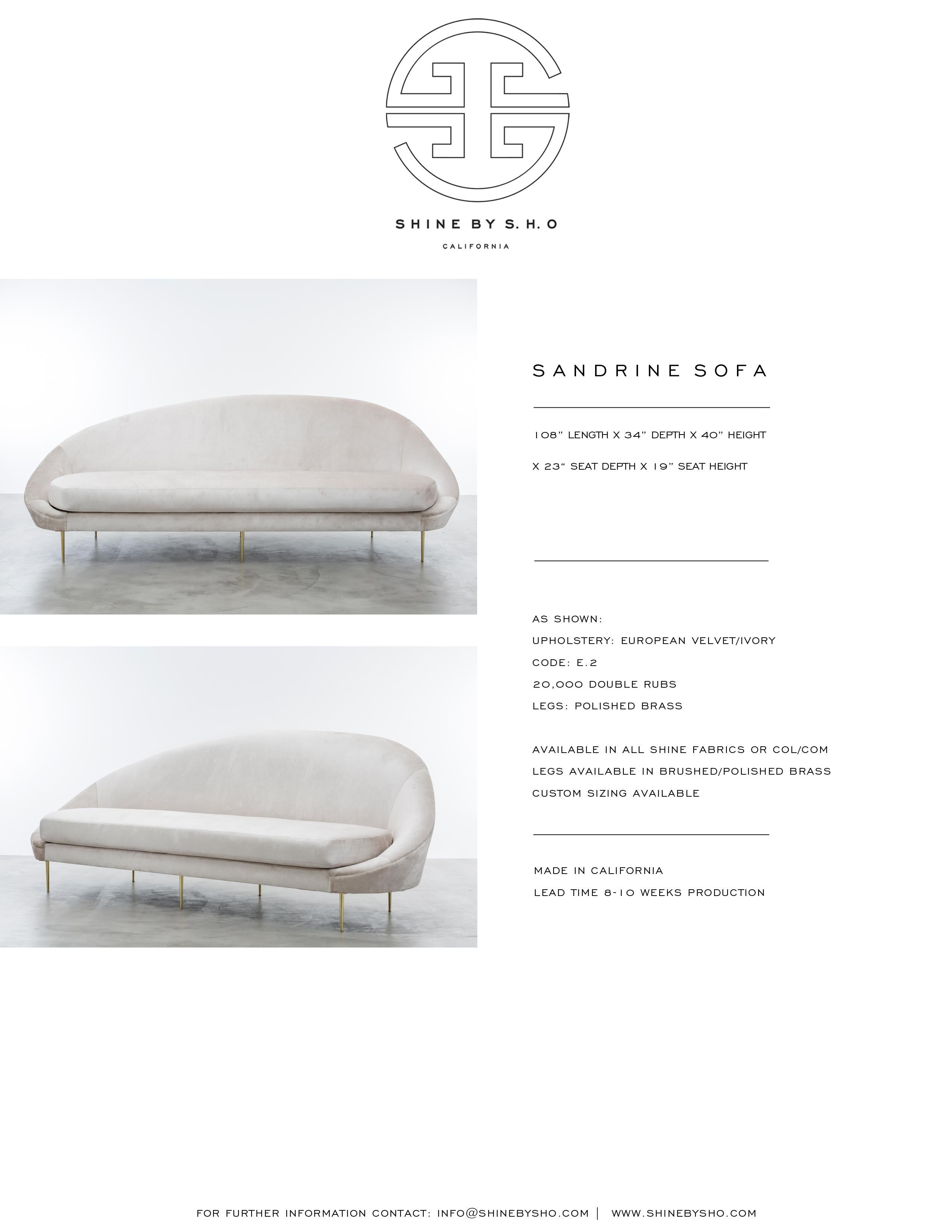 SANDRINE SOFA - Moderner asymmetrischer Pergamentsamt mit Beinen aus massivem Messing (Polster) im Angebot