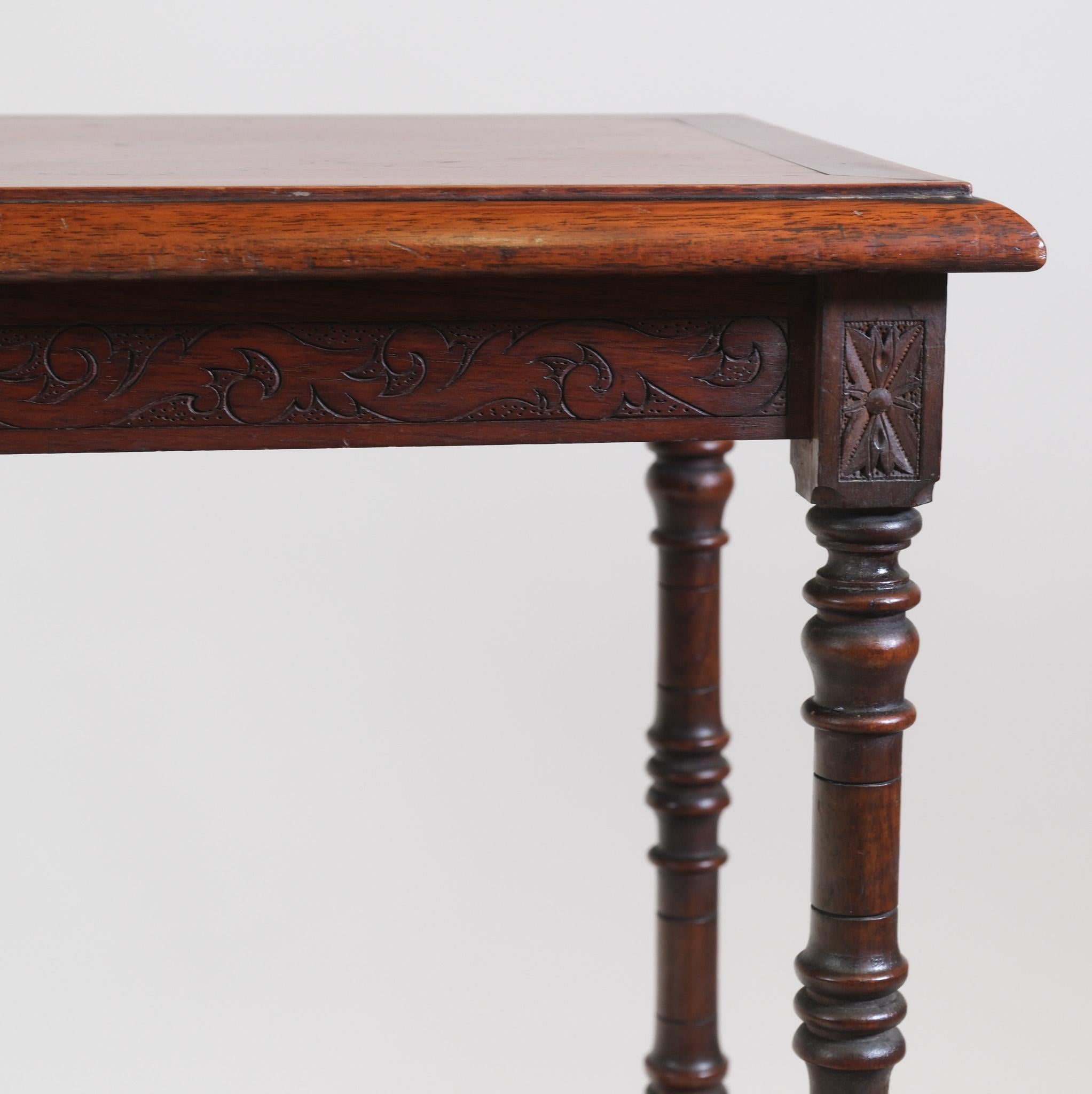 Table d'appoint en noyer 'Sandringham Workshop' Queen Alexandra Coronet Stamp Royal en vente 4
