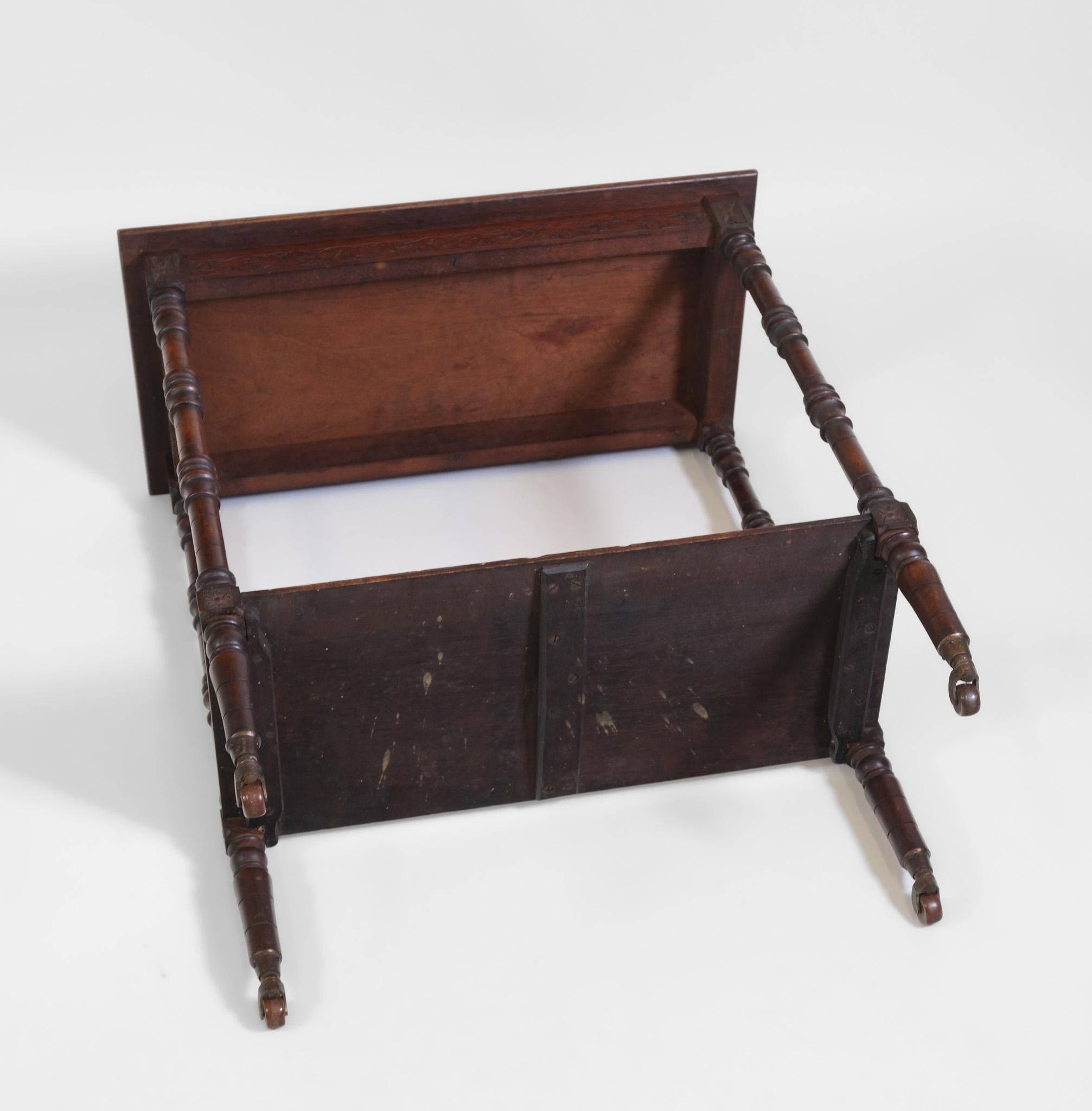 Table d'appoint en noyer 'Sandringham Workshop' Queen Alexandra Coronet Stamp Royal en vente 5