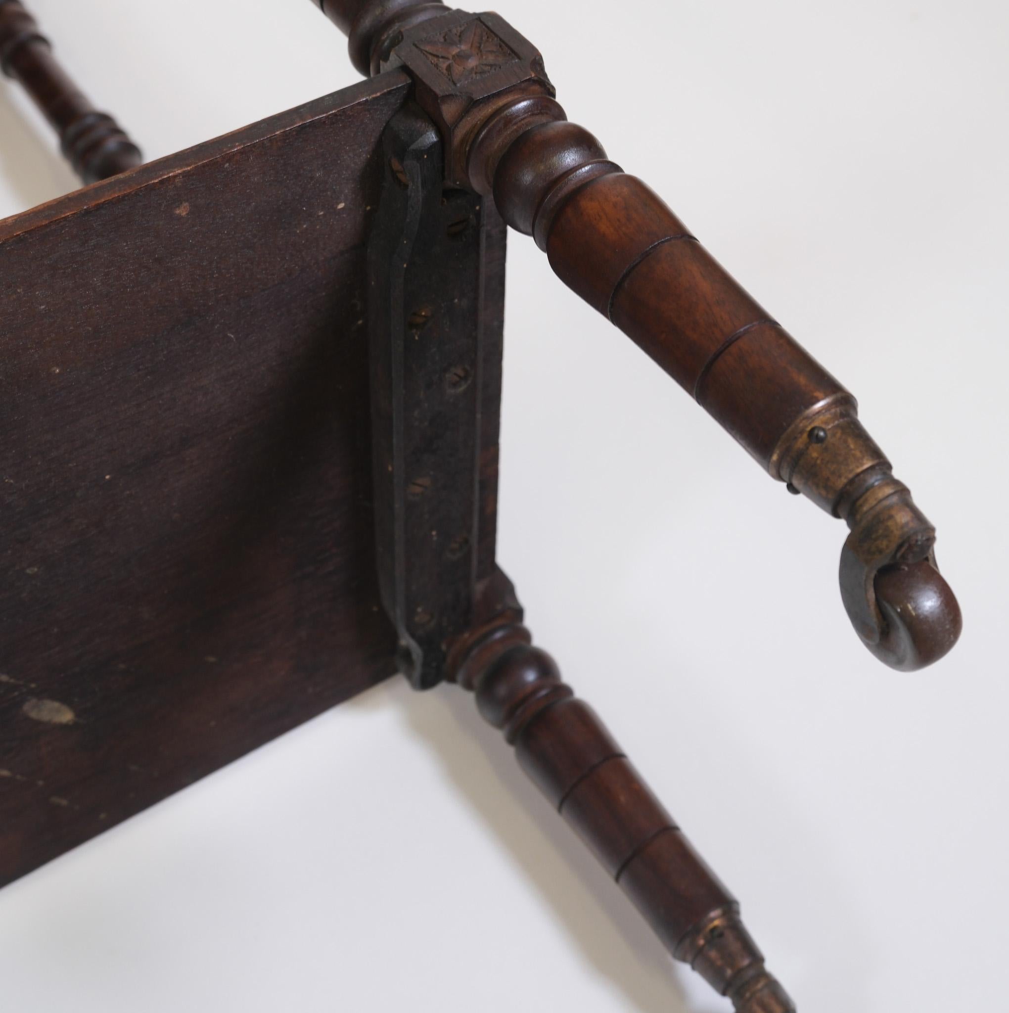 Table d'appoint en noyer 'Sandringham Workshop' Queen Alexandra Coronet Stamp Royal en vente 6