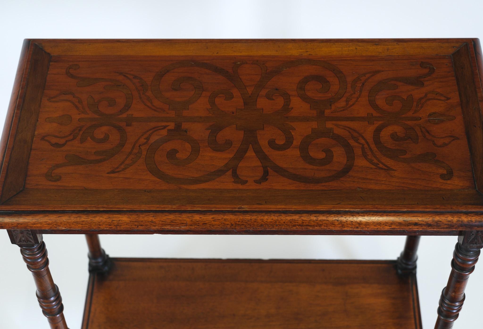 Table d'appoint rectangulaire 'Sandringham Workshop' en noyer et bois fruitier incrusté et sculpté. Circa 1920. La partie inférieure est frappée d'une couronne et d'un double chiffre 