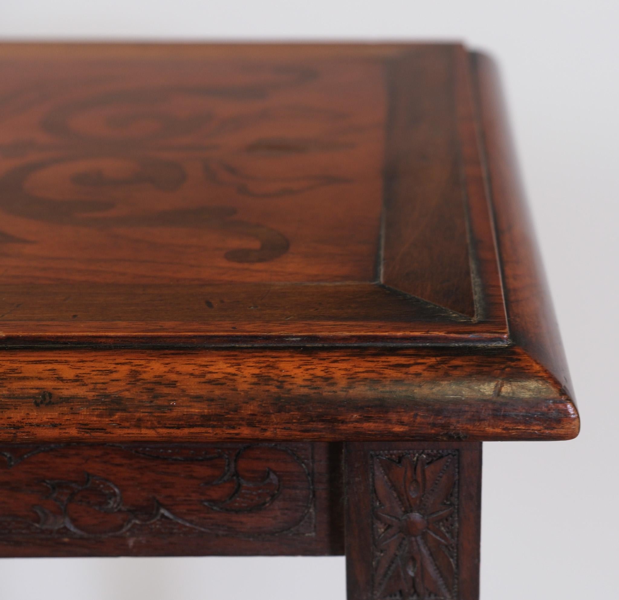 Édouardien Table d'appoint en noyer 'Sandringham Workshop' Queen Alexandra Coronet Stamp Royal en vente
