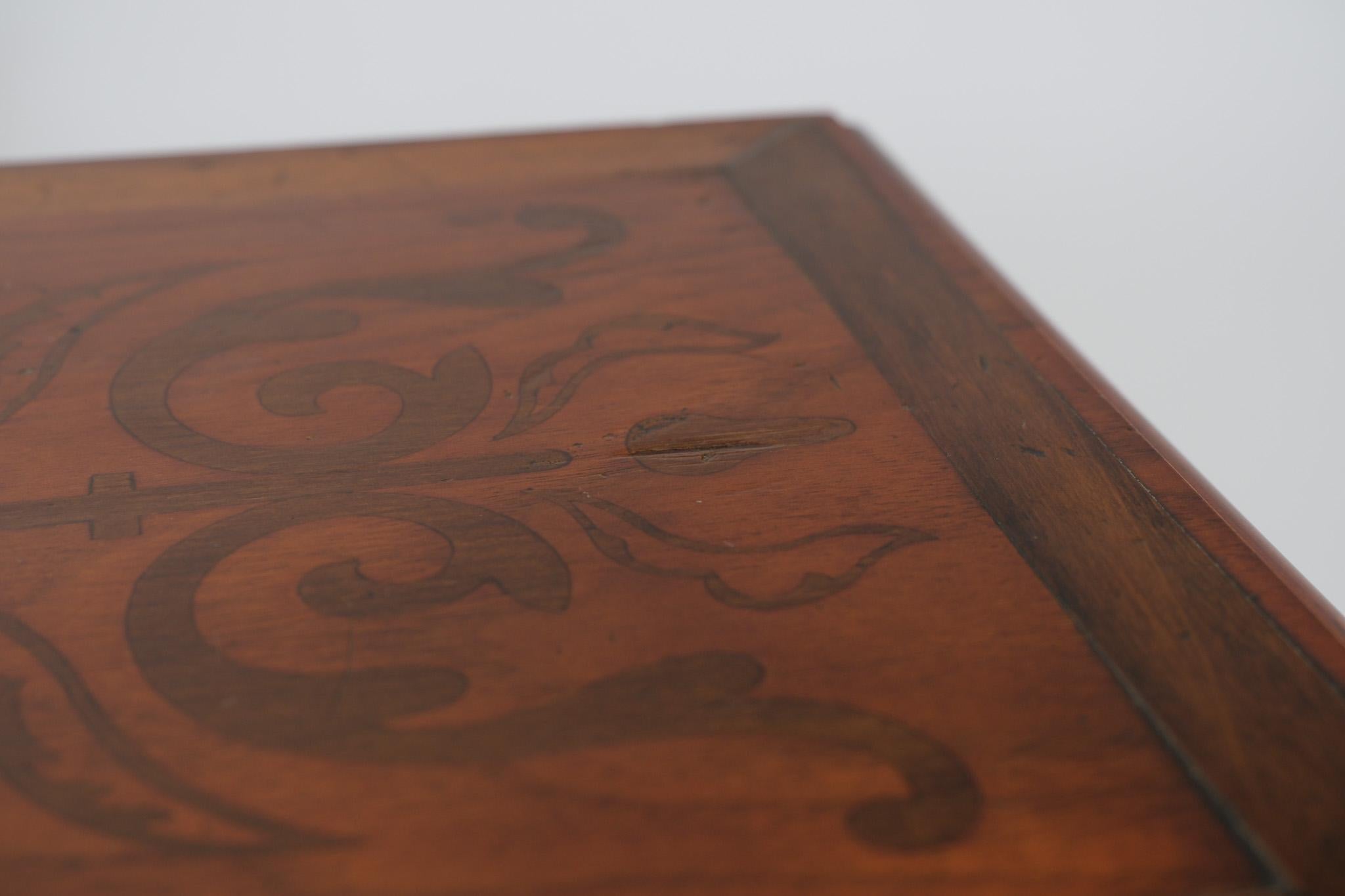 Britannique Table d'appoint en noyer 'Sandringham Workshop' Queen Alexandra Coronet Stamp Royal en vente