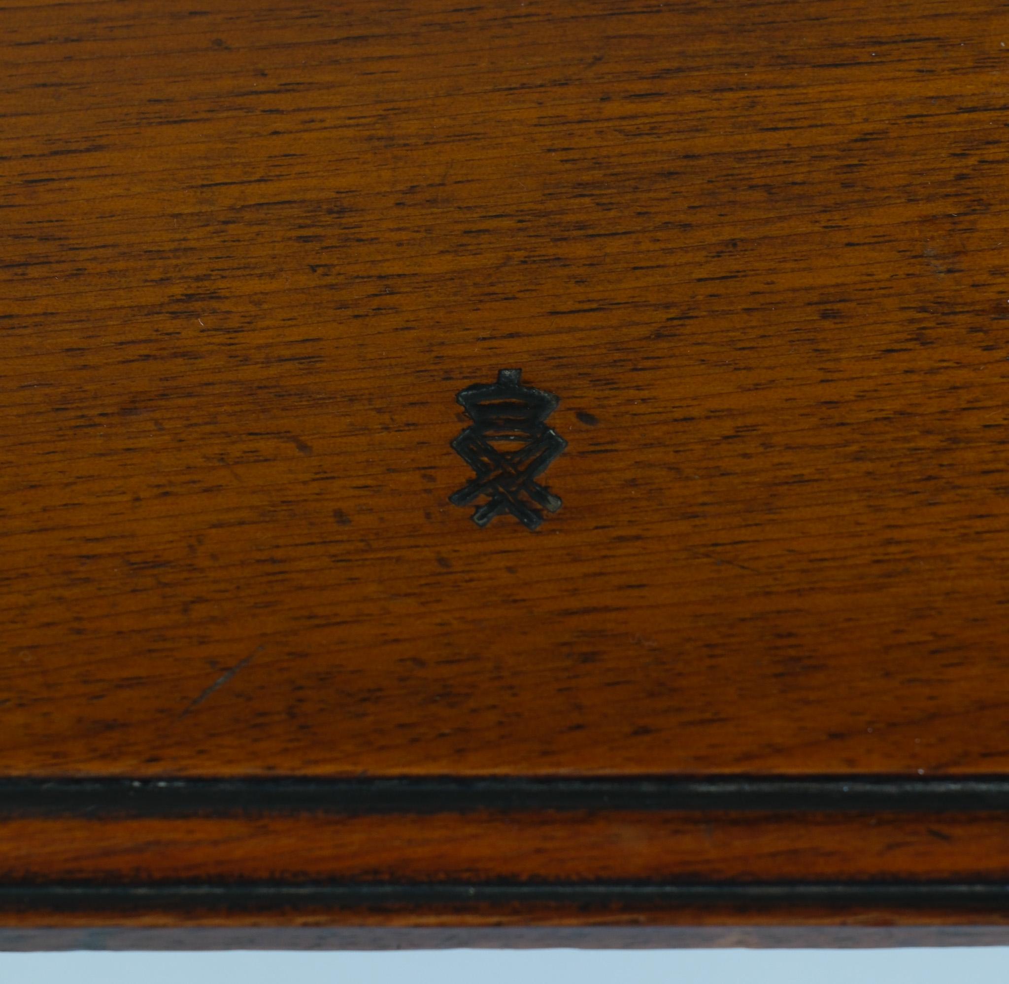 Sculpté à la main Table d'appoint en noyer 'Sandringham Workshop' Queen Alexandra Coronet Stamp Royal en vente
