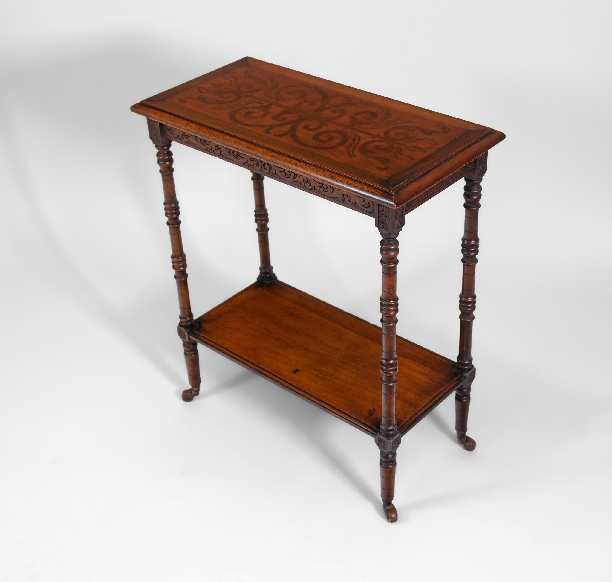 Table d'appoint en noyer 'Sandringham Workshop' Queen Alexandra Coronet Stamp Royal Bon état - En vente à Norwich, GB