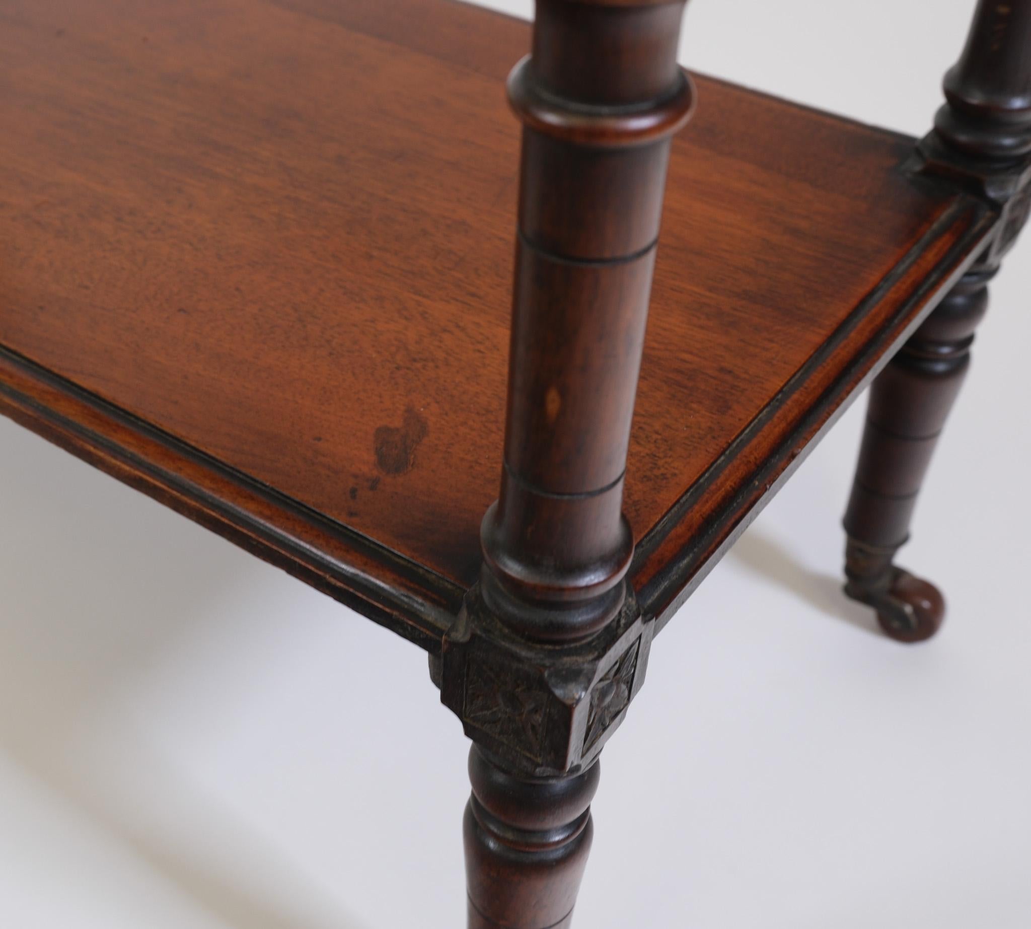 20ième siècle Table d'appoint en noyer 'Sandringham Workshop' Queen Alexandra Coronet Stamp Royal en vente