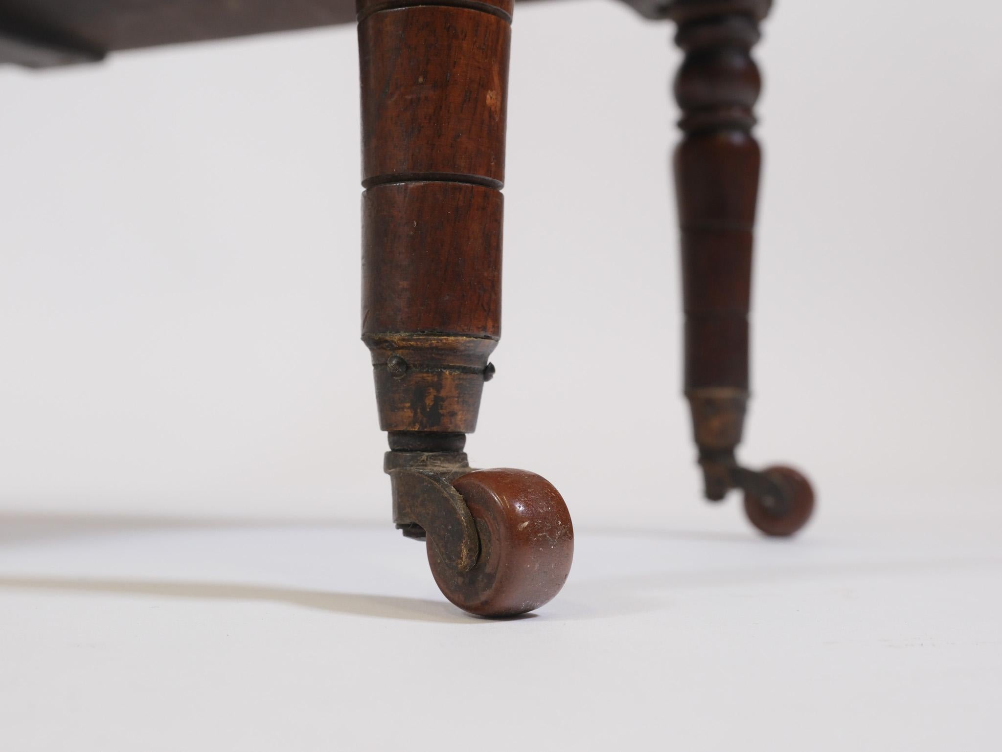 Poirier Table d'appoint en noyer 'Sandringham Workshop' Queen Alexandra Coronet Stamp Royal en vente