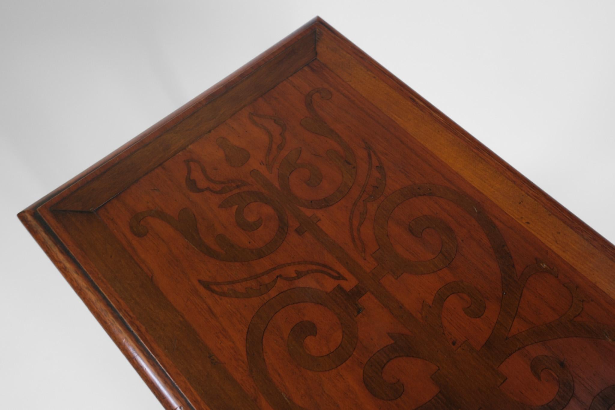 Table d'appoint en noyer 'Sandringham Workshop' Queen Alexandra Coronet Stamp Royal en vente 1