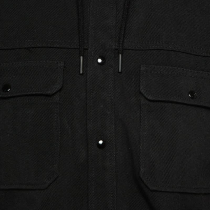 Infondi una dose extra di stile nel tuo abbigliamento con questa giacca di gran moda. Realizzato con materiali di qualità, incarna un'atmosfera contemporanea ed è ricco di caratteristiche funzionali.
