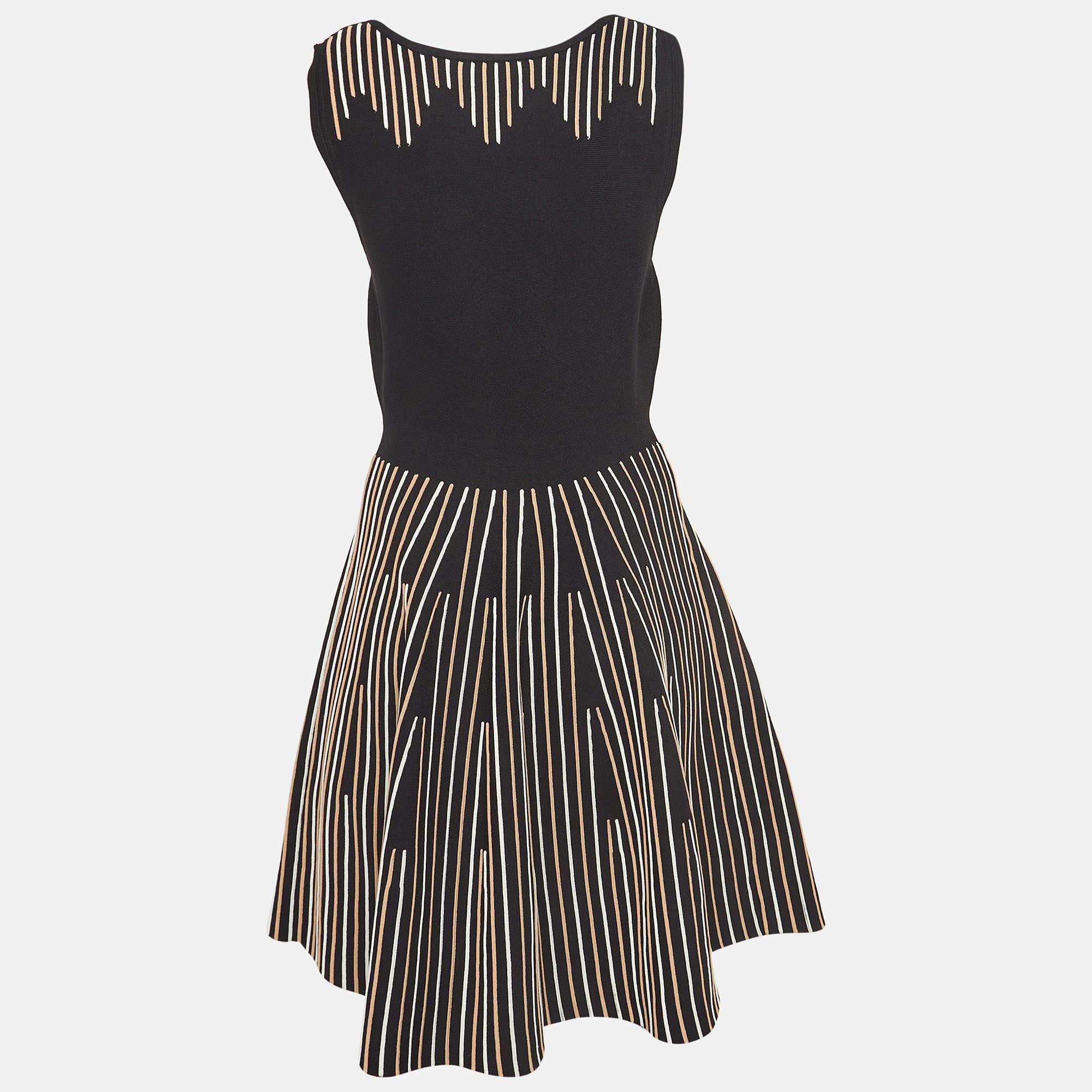 Enveloppez-vous du charme exquis de la robe Sandro. Confectionnée avec une attention méticuleuse aux détails, cette robe présente des broderies complexes qui ajoutent une touche d'élégance artisanale. Sa silhouette mi-longue dégage une grâce sans