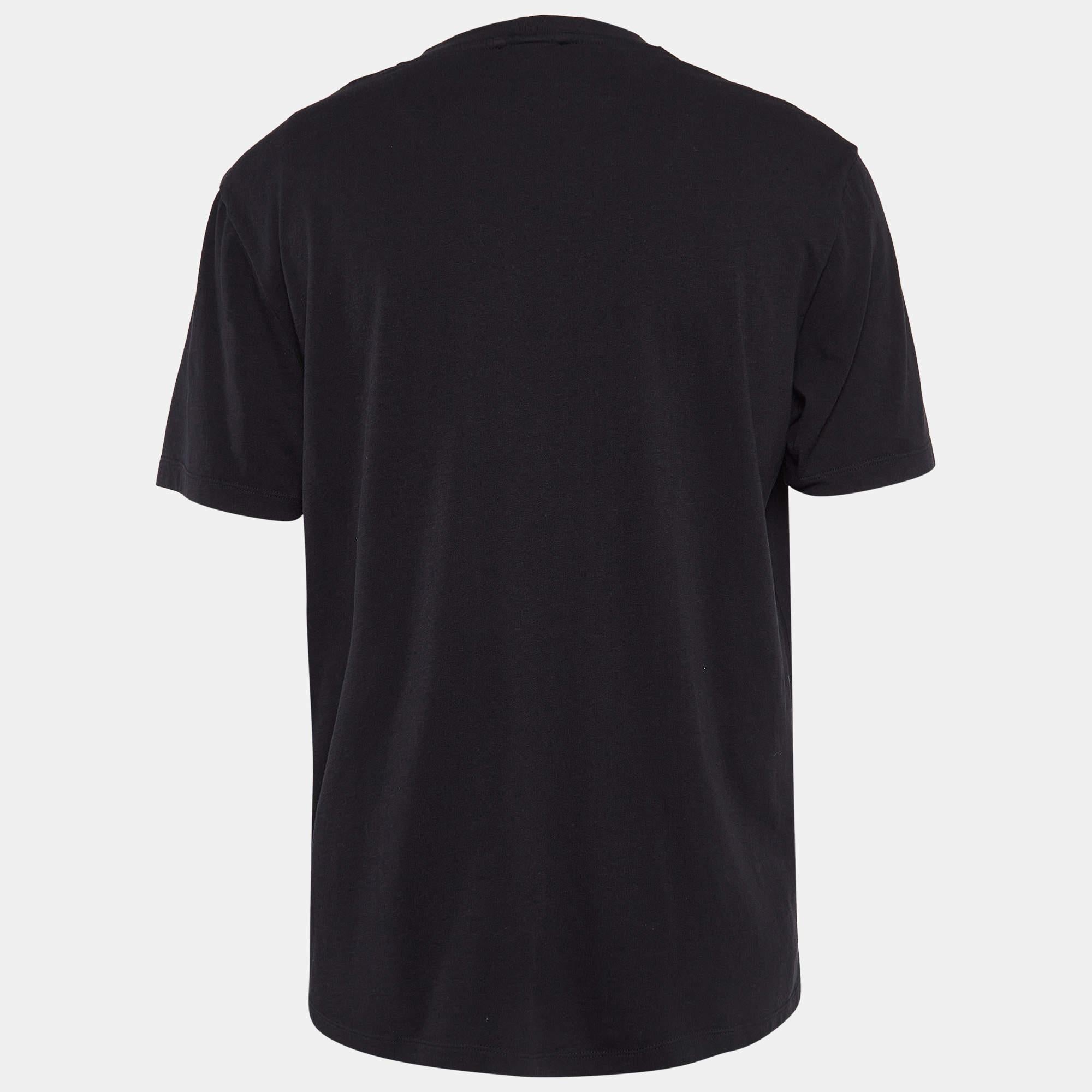 Choose all day comfort with this Sandro T shirt for men. Beautifully knit the black T shirt features a round neckline and short sleeves.