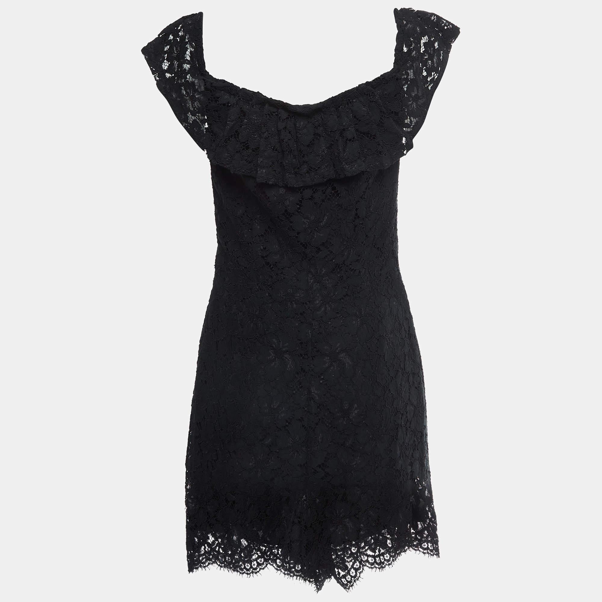 Apportez une touche de sophistication et d'élégance à votre look en portant cette combinaison de sport. Cette combinaison se caractérise par une encolure flatteuse, une teinte classique et des détails remarquables. Portez des talons hauts.