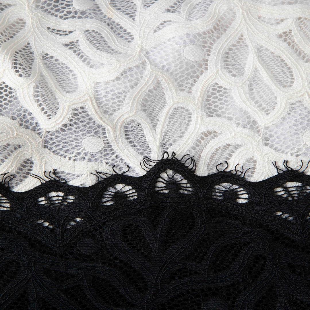 Sandro Schwarz-Weißes Kleid mit Spitzenbesatz Größe S (Braun) im Angebot