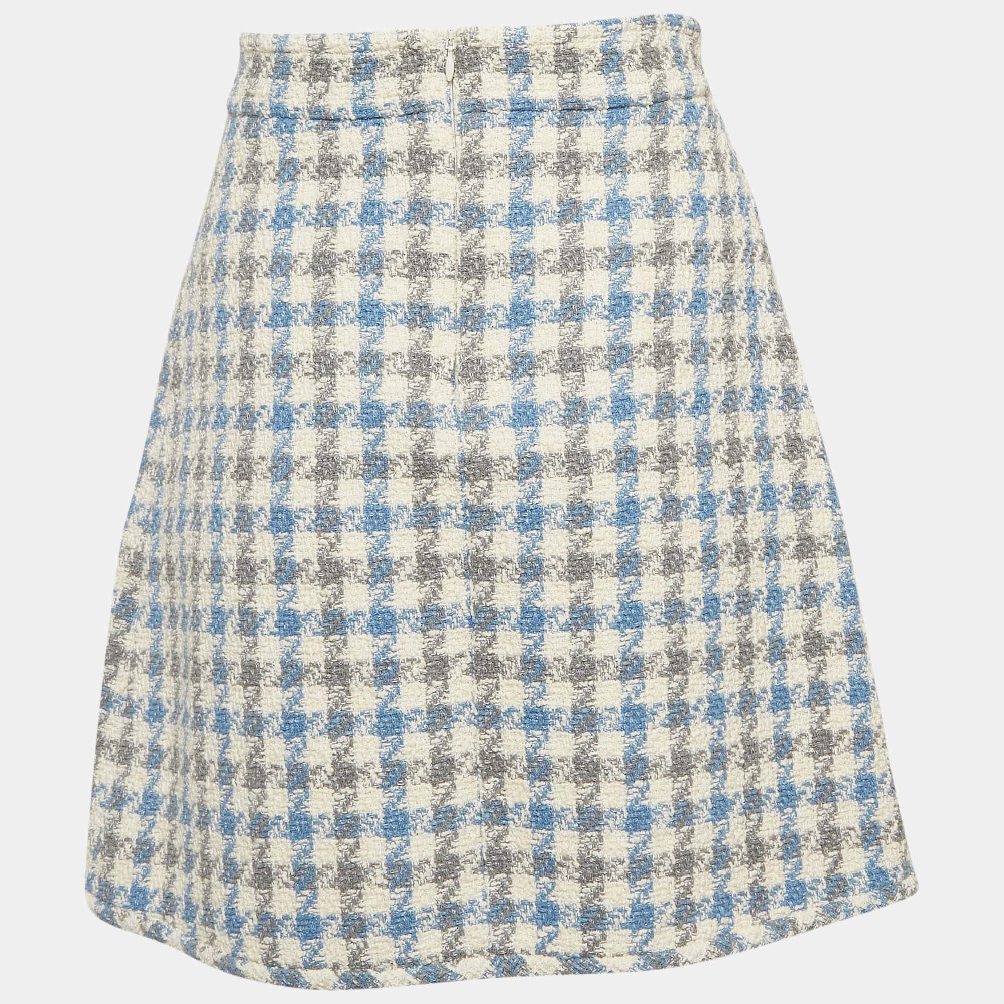 This lovely skirt is beautifully stitched from fine fabric. The comfy designer skirt has a flattering silhouette. Pair it with a simple top and strappy heels for a chic look.