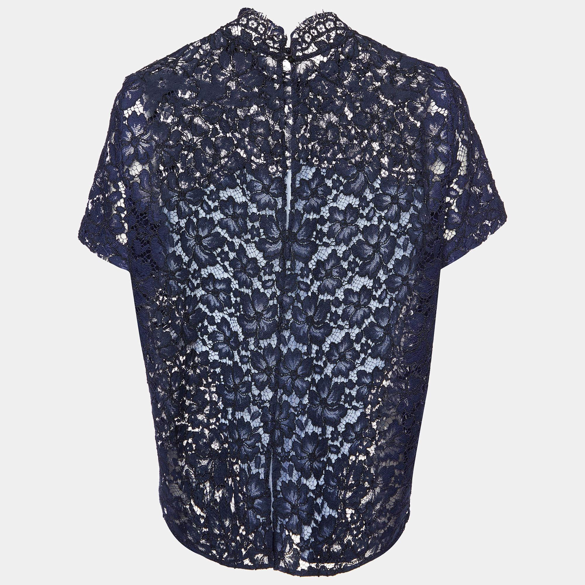 Find great style and comfort while wearing this designer blouse. Tailored using the best fabric the creation has been given immense detail. Style it with trousers and heels.