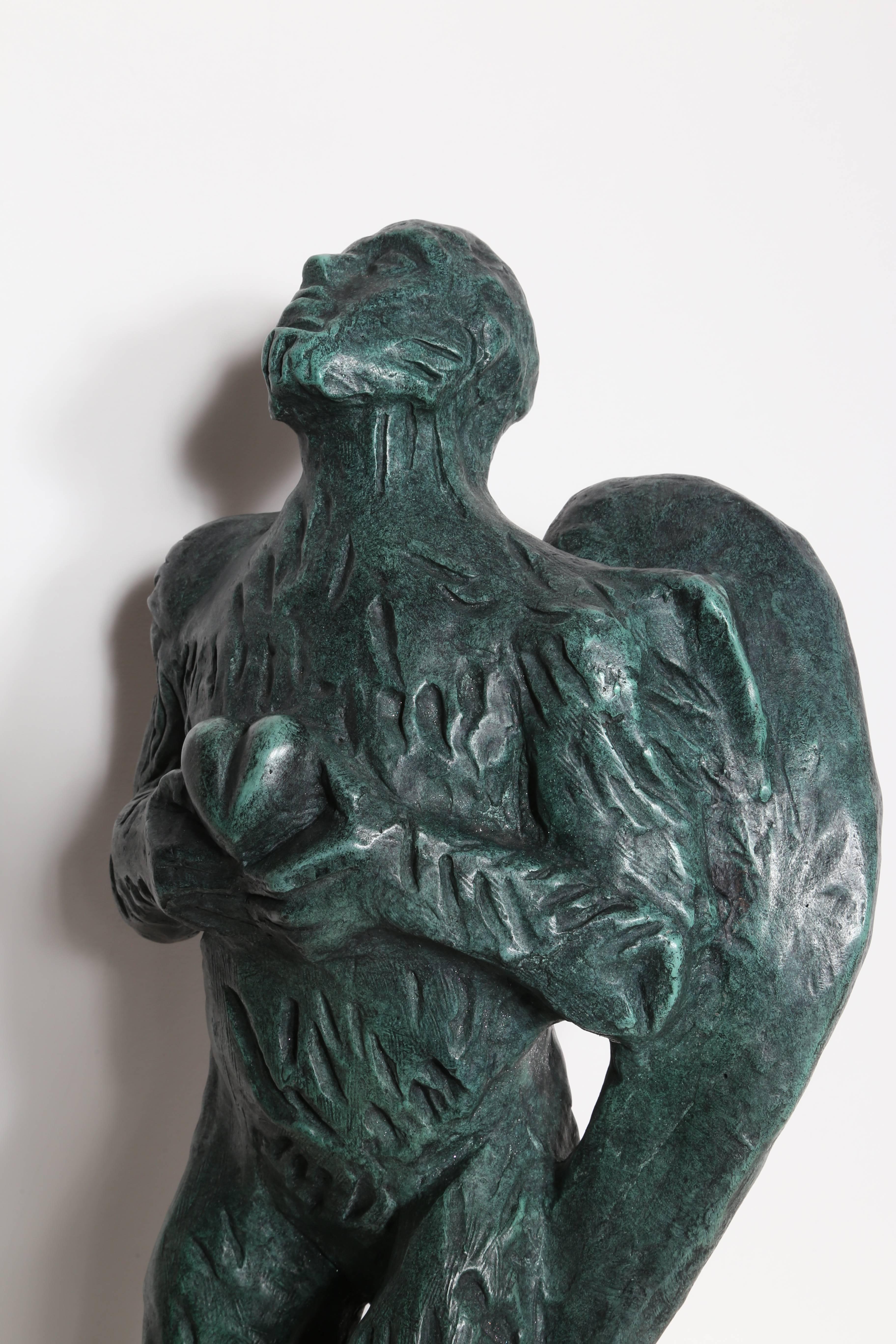 Künstler: Sandro Chia (Italiener, geb. 1946)
Titel: Engel mit Herz
Jahr: um 1980
Medium: Bronzeskulptur mit Patina, Signatur und Nummerierung eingraviert
Auflage: 50
Größe: 22,5  x 10  x 6.5 in. (57.15  x 25.4  x 16,51 cm)
