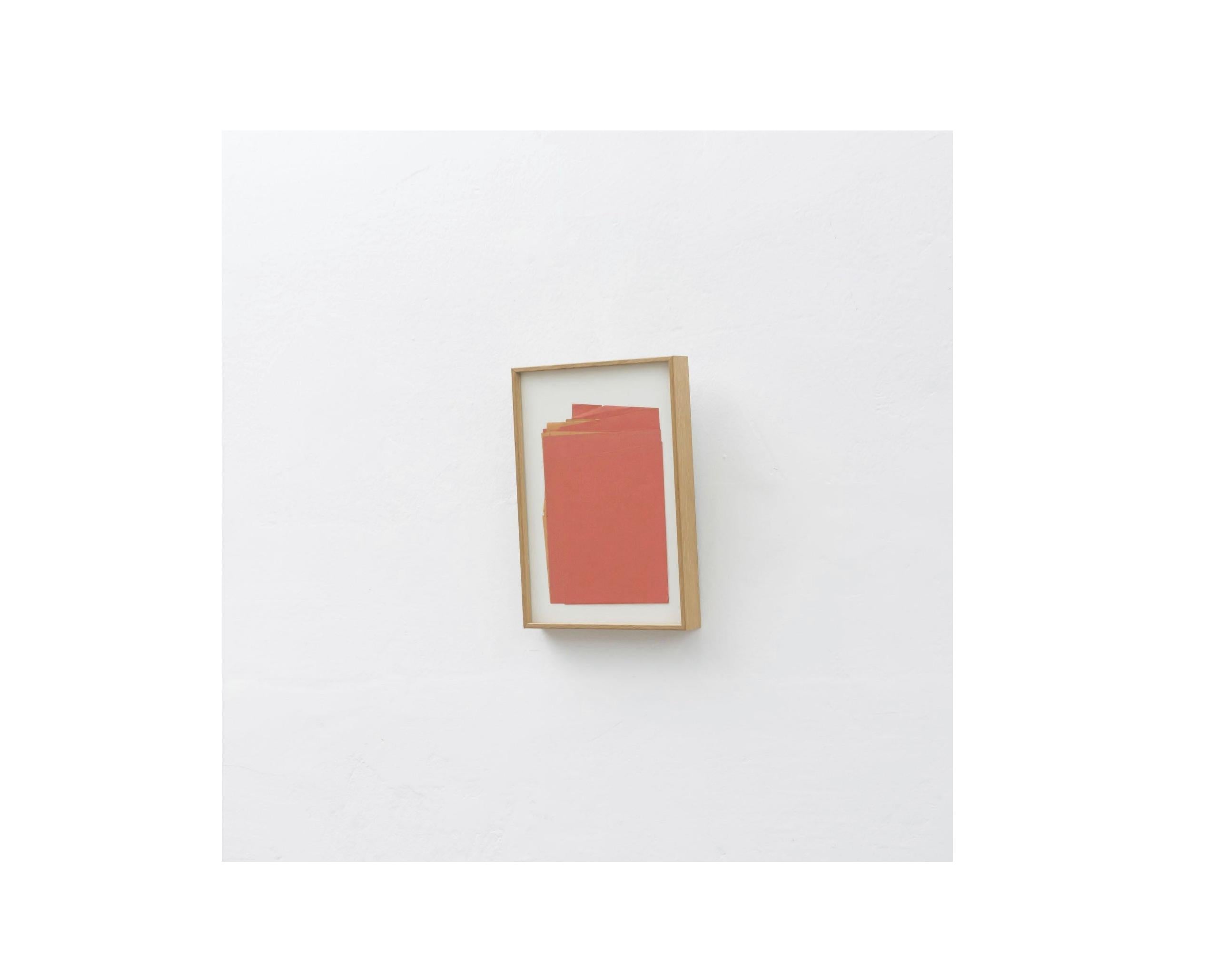 Sandro Zeitgenössisches Kunstwerk Rotes Papier Komposition (Moderne der Mitte des Jahrhunderts) im Angebot