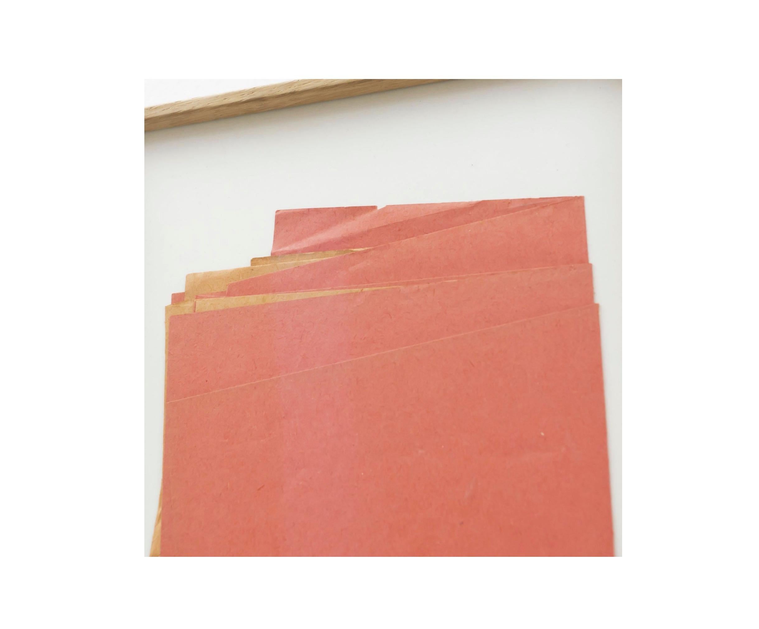 Sandro Zeitgenössisches Kunstwerk Rotes Papier Komposition (21. Jahrhundert und zeitgenössisch) im Angebot