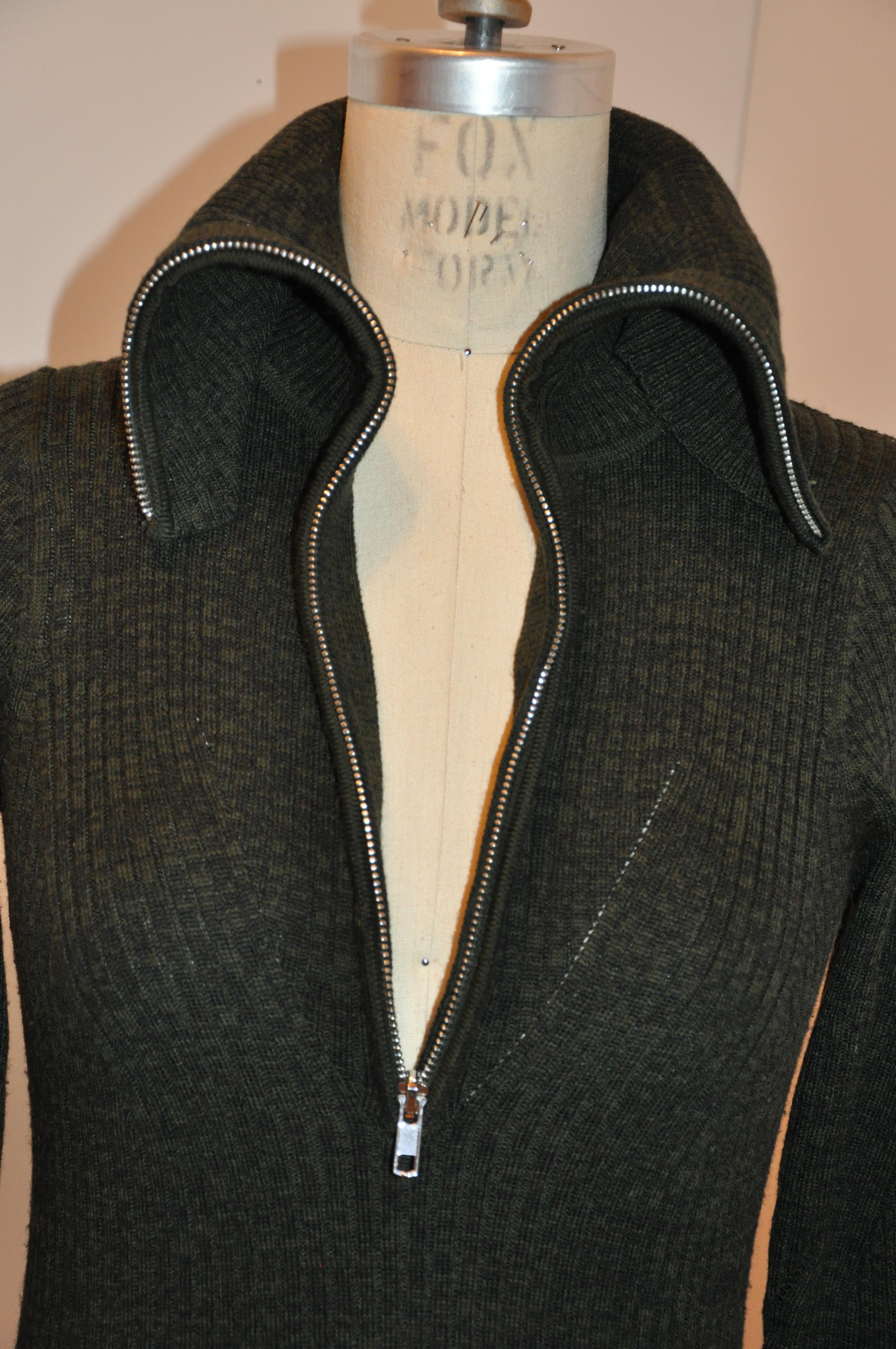 Sandro Dark Forest-Green Extreme High-Collar Body-Hugging Zippered Kitted Top In Good Condition For Sale In New York, NY