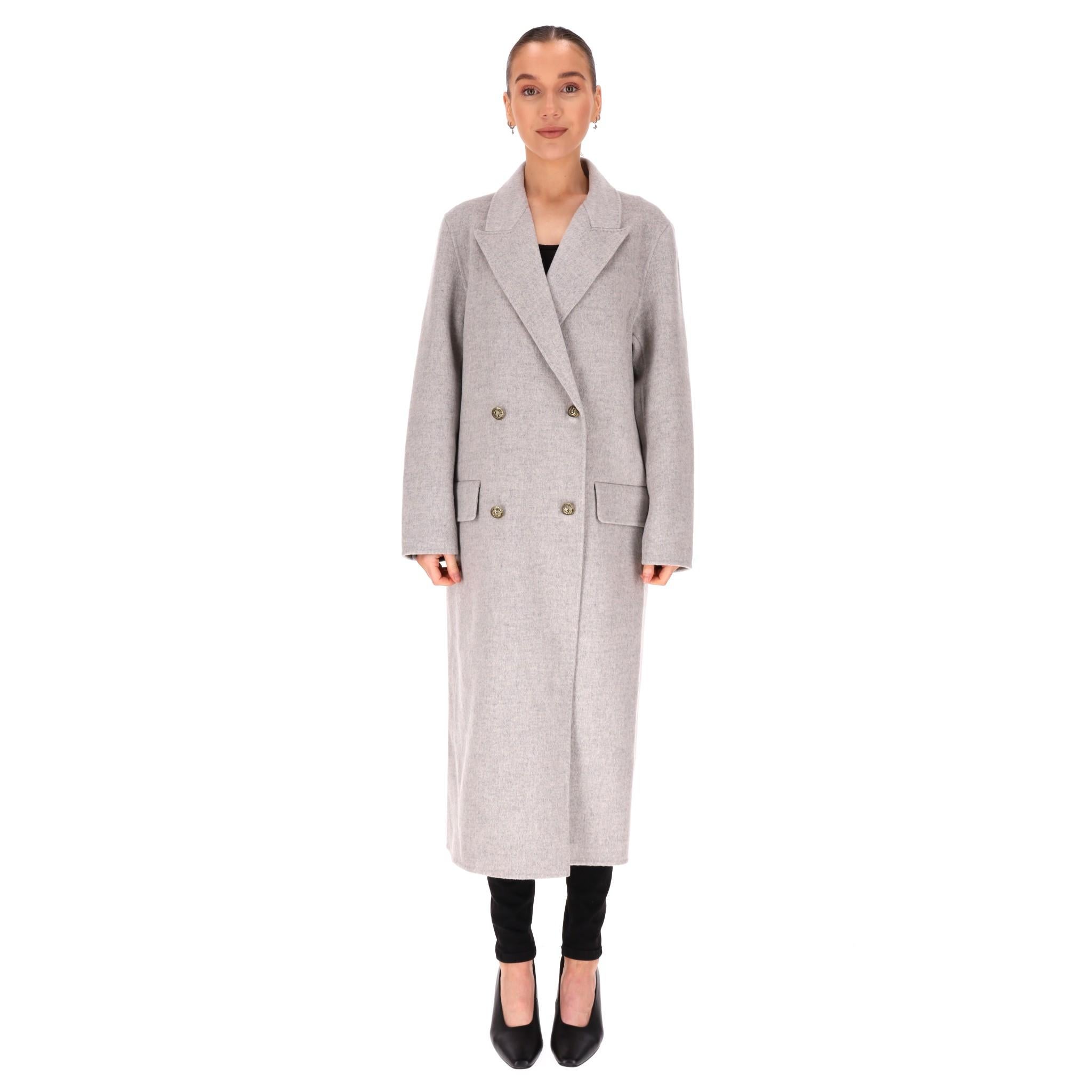 Sandro Cappotto doppiopetto in lana

Cappotto grigio chiaro interamente realizzato in lana con doppiopetto con incisioni antiche.

Caratterizzato da lunghezza al polpaccio, rever a specchio e tasche con patta sul davanti.

Prezzo di listino circa