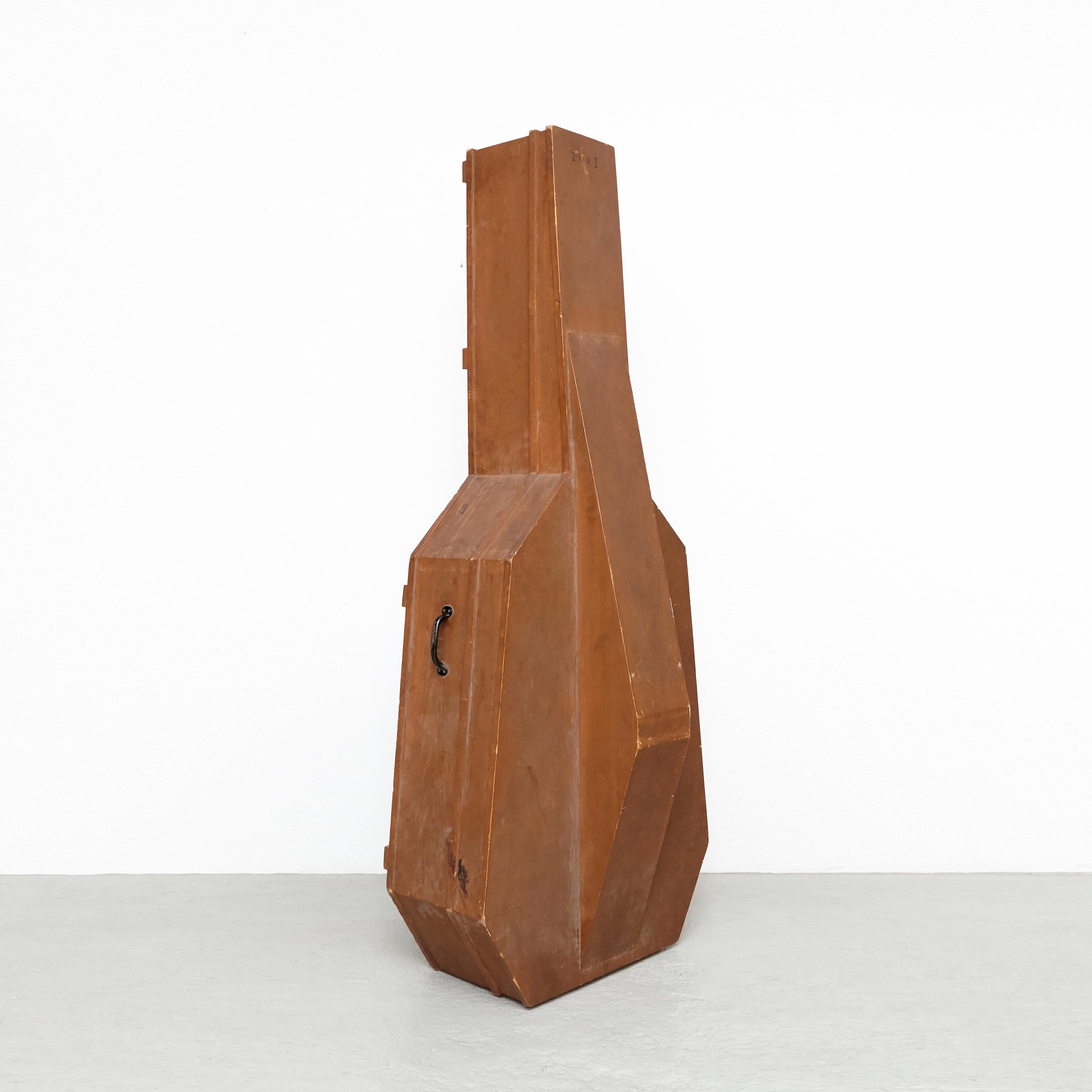 INRI, 2017
Wood, Metal
Measures: 80 7/10 × 32 7/10 × 21 3/10 in
205 × 83 × 54 cm

Intervened bouble bass case from the 40'
made in Berlin in 2017.

     
