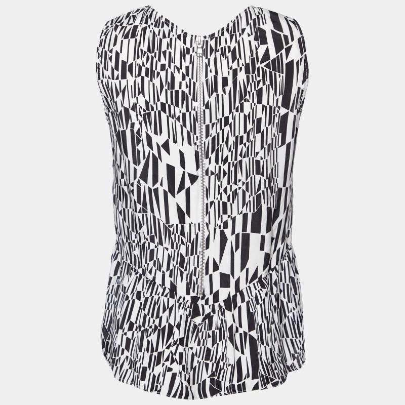 Careful tailoring  quality materials  and elegant cuts make this designer top a piece to cherish It comes in a classic design to be easy to style.