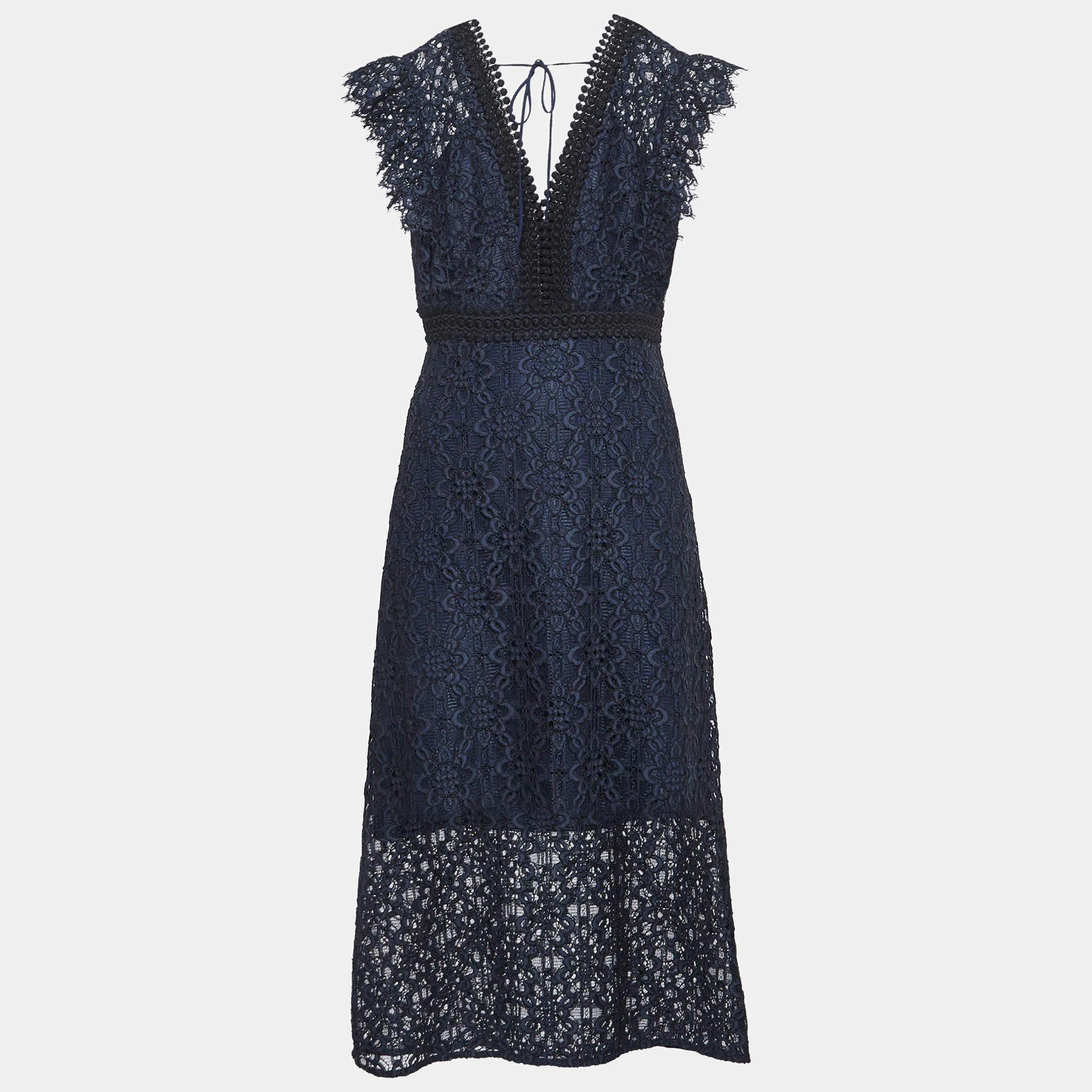 This stylish midi dress exudes elegance and sophistication. Its flattering length falls between the knee and ankle offering a versatile option for various occasions. With its chic design it combines modern trends with timeless charm making it a must