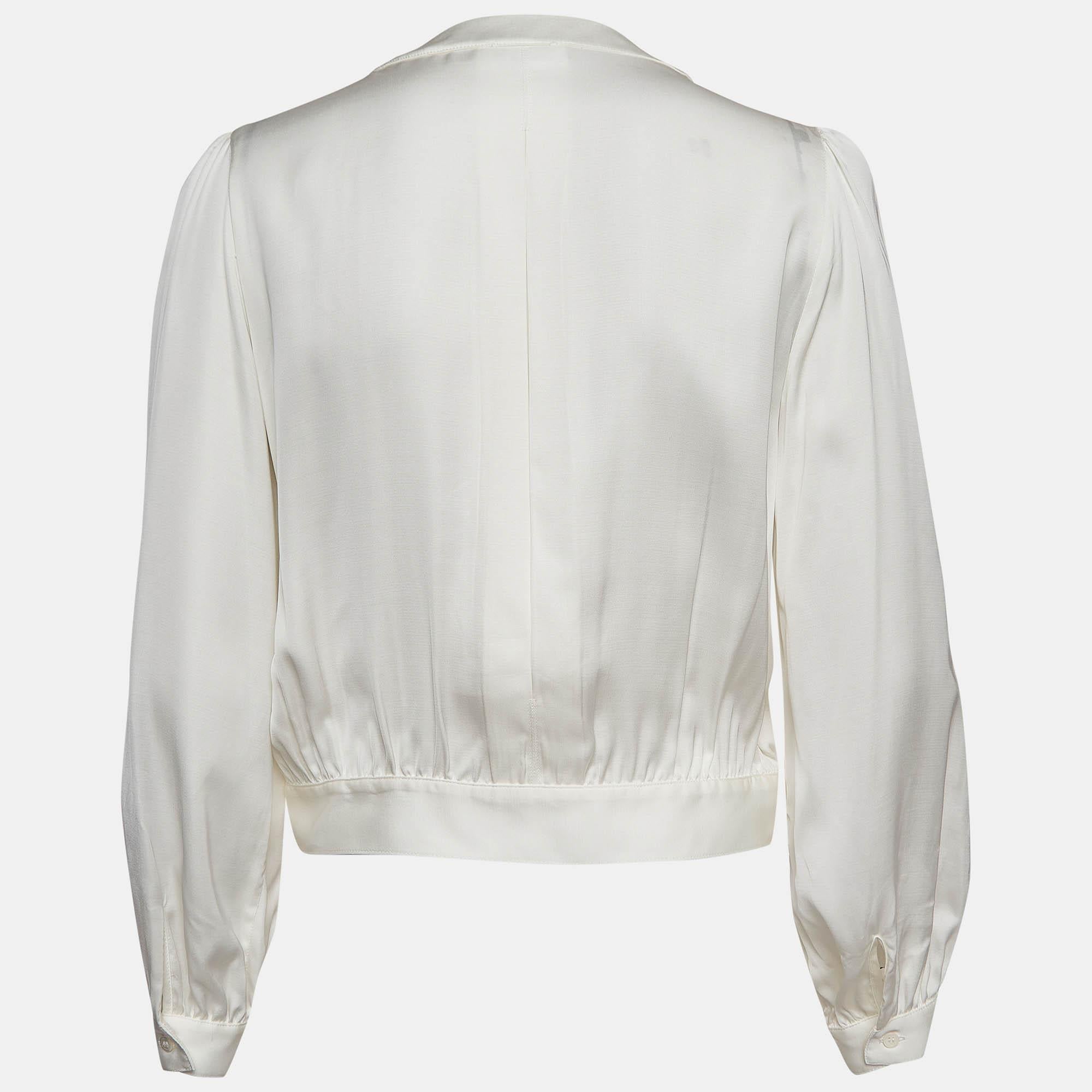 Find great style and comfort while wearing this designer blouse. Tailored using the best fabric the creation has been given immense detail. Style it with trousers and heels.