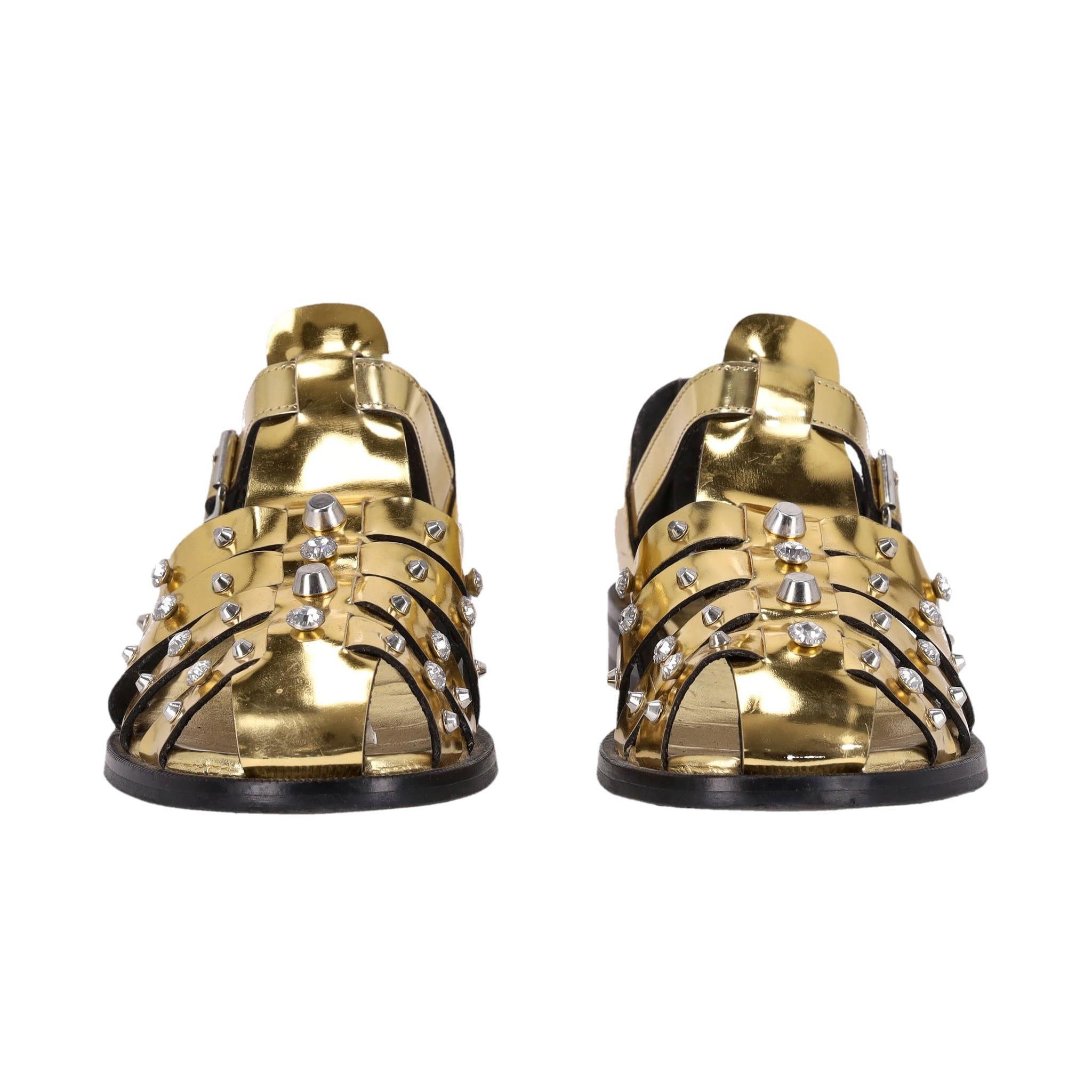 Sandro Olyma Käfig-Sandalen aus Leder mit Nieten

Goldmetallicfarbene Käfig-Sandalen aus Leder, die mit Nieten und Kristallen verziert sind.

Mit verstellbarem Schnallenverschluss.

Preis ca. £400

Größe - 37

Condit - Gut (einige Kratzer auf dem