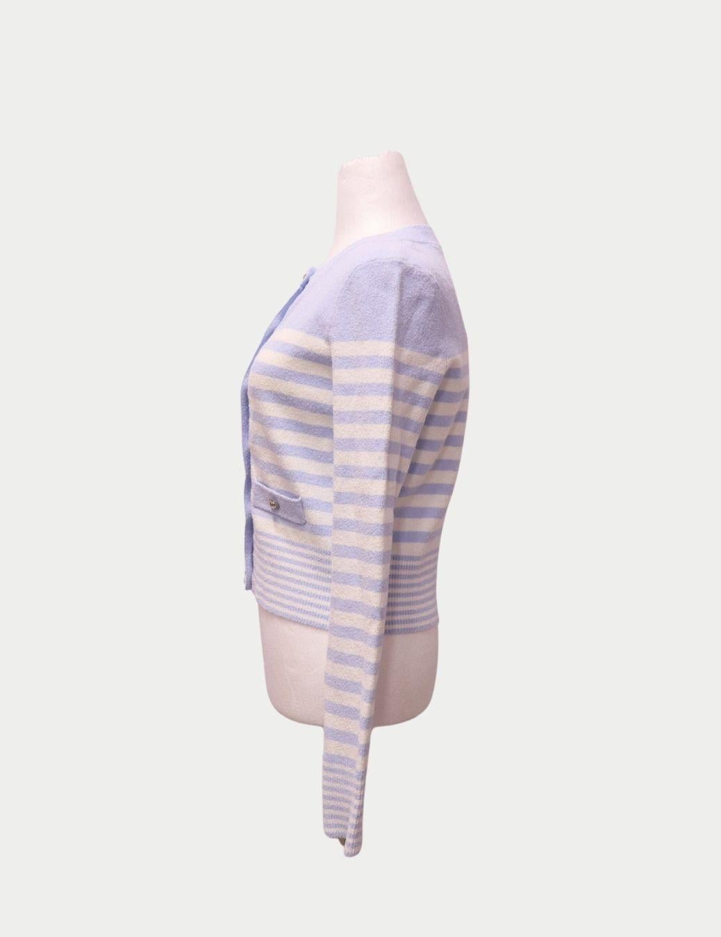 Sandro Paris Cardigan en laine rayée bleu et crème

Apportez une touche d'élégance française à votre garde-robe avec ce cardigan rayé bleu et crème de Sandro Paris, un basique chic qui allie douceur et sophistication. Confectionné dans un luxueux