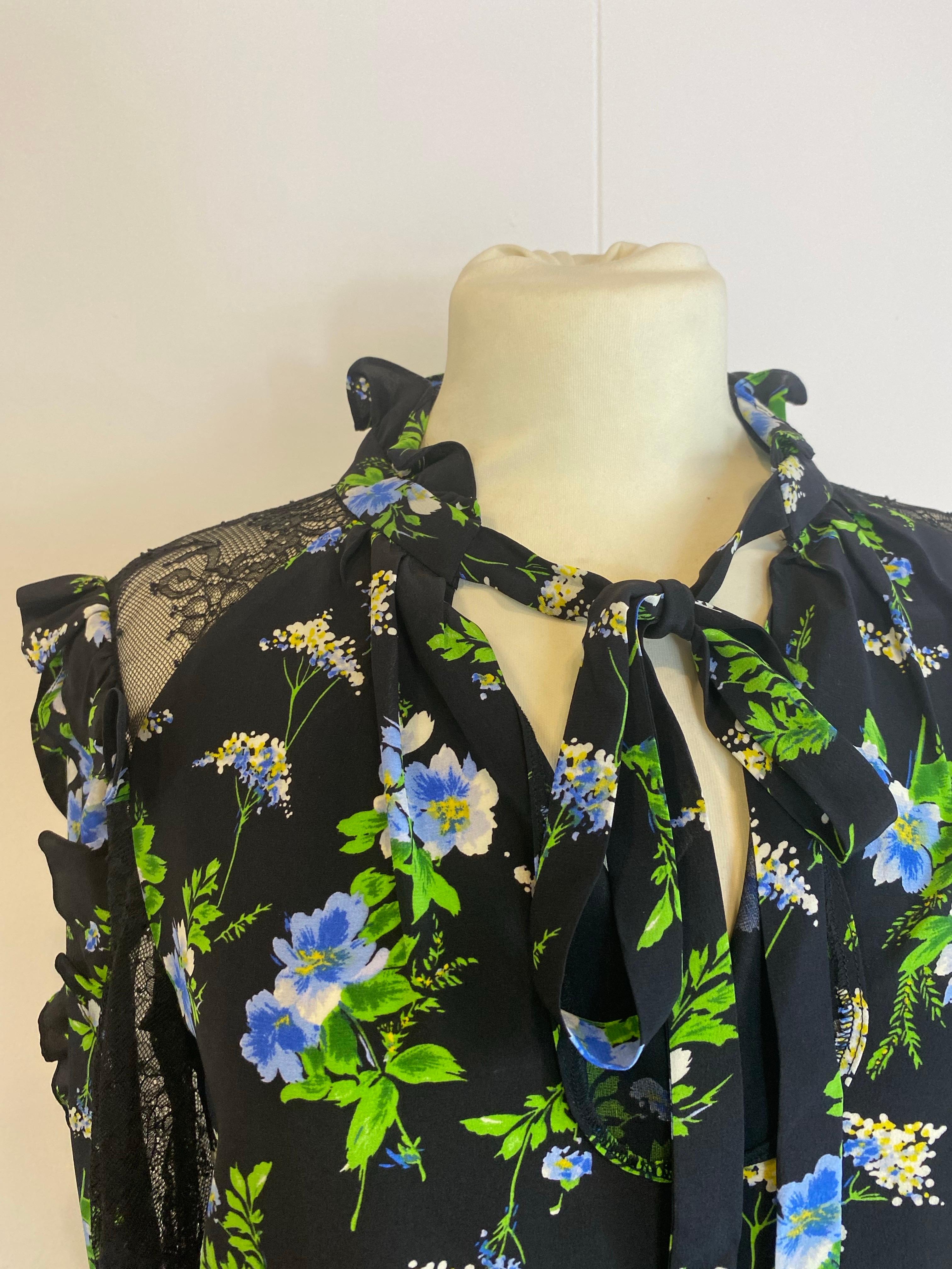 Sandro Paris Kleid mit Blumendetails.
Größe 36 F.
Körper 100% Seide.
Spitze 100% Polyamid.
Schultern 44 cm.
Länge 85 cm.
Ausgezeichneter Zustand, mit normalen Gebrauchsspuren.