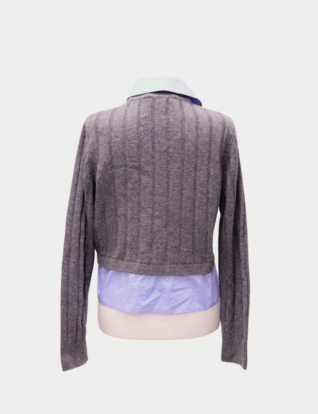 Sandro Paris Pull gris côtelé avec poches en jean et col bleu

Ajoutez une touche ludique à votre garde-robe hivernale avec ce pull gris côtelé de Sandro Paris, conçu avec la signature parisienne. Confectionné en laine mélangée douce, il présente un