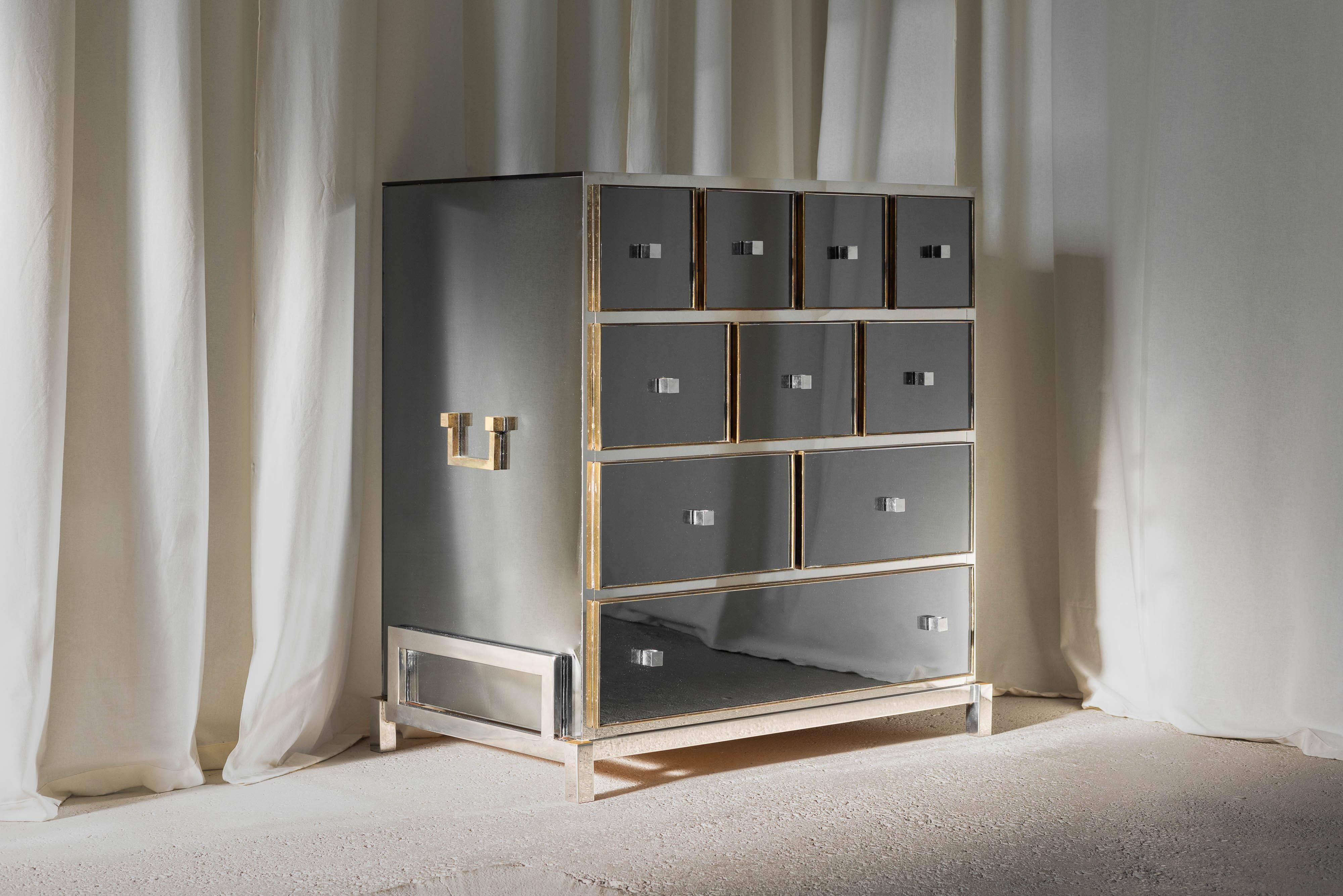 Dieser seltene Schubladenschrank, der von Sandro Petti entworfen und 1977 von Angolometalarte in Frankreich hergestellt wurde, ist ein beeindruckendes Beispiel für anspruchsvolles Design und Handwerkskunst. Die markante Komposition des Schranks